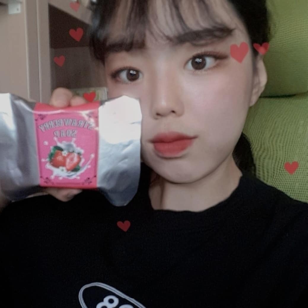 손진향(햄뽀) on Instagram: “요즘 피부가 많이 상해서 고민이었는데 . 이 비누는 유해성분이 없고 피부에 저 자극이라 피부가 예민하신분들도 쓸수있고 헨드메이드 제품이라고해서 써봤는데 (모공+피부트러블 케어) . . > 거품도 쫀쫀하고 세안 후 땡김이 없고 피부가 보들보들해져서…”