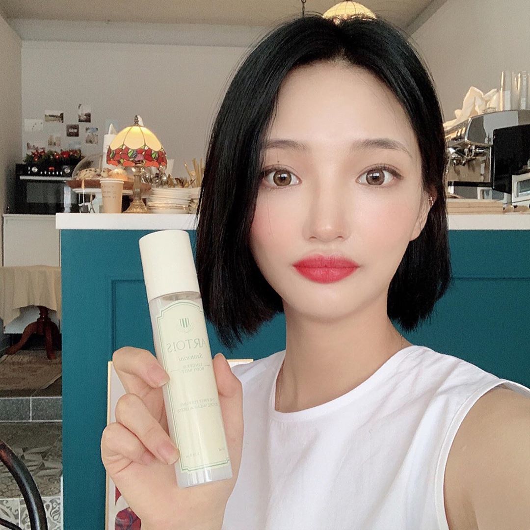 ᴴᵞᴼ ᴶᴱᴼᴺᴳ on Instagram: “샤워하고 로션바르기 귀찮아서 아르투아 란제리 바디미스트 촤악 뿌려줬는데 하루종일 몸에서 은은한 산토리니의 청량한 향기가~💙
점심때 고기먹고 뿌려주면 촉촉하고 기분이 좋앙!
가방에 맨날 들고 다니는중 ㅎ̌̈ㅎ̌̈”