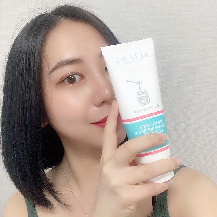 @nnang__nnang on Instagram: “#Shedeell#쉬드엘#쉬드엘콩클렌저  발효콩, 검은콩, 캐럽콩 등 5가지 콩에서 추출한 콩포뮬라를 이용해 진심 일주일 사용했는데 세안 후 당김도 없고 촉촉해욤👍 약산성 클렌저로 민감피부에도 좋고 여름철 피지 분비 활성할때 사용해도 좋을 것…”