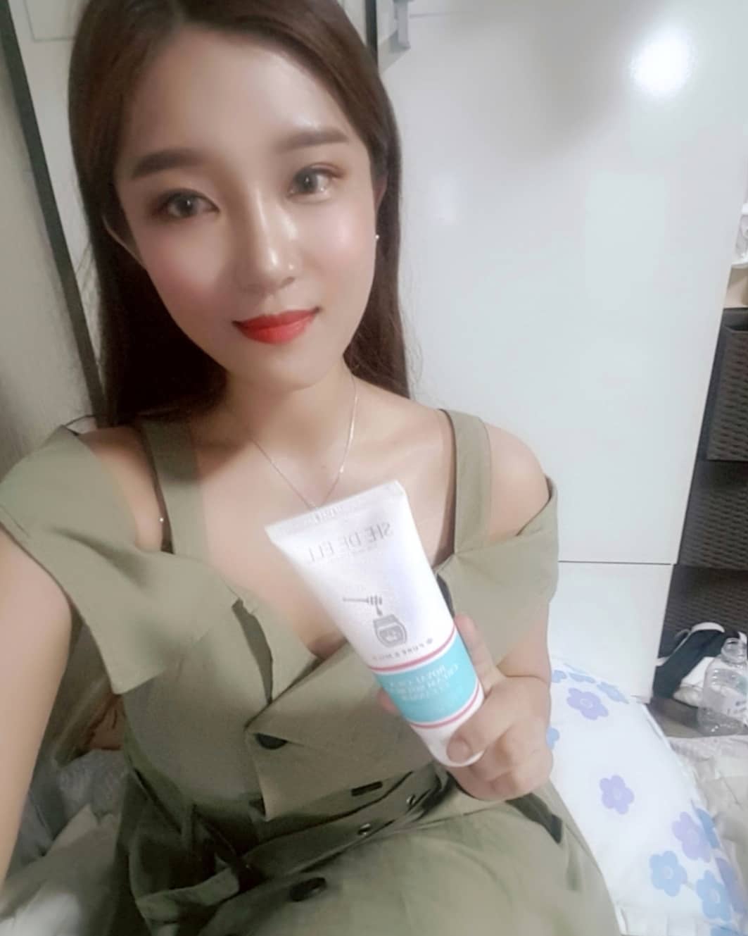 Yerim Park on Instagram: “🌱로얄 시카 크림 콩클렌저 ⠀⠀⠀ 민감한 피부라 순한 클렌저 찾고 있었는데  딱 맞는 제품을 찾았어요 피부 마찰을 통한 자극을 최소화하는  부드럽고 순한 크림거품으로 저자극 세안이 가능해요 신기할 정도로 쫀~쫀한 제형인데  거품은 풍성하게 나서 더…”