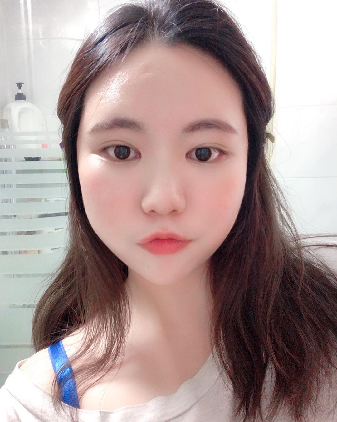 comely h on Instagram: “요즘 쓰고있는 제품 두가지 소개합니당 🧖🏻‍♀️ . 첫번째는 쉬드엘 콩클렌저 약산성 크림 거품이 모공 속 노폐물을 순하지만 깨끗하게 클렌징 해줍니다. 세안 후에도 당기는 느낌이 없어요! 게시해놓은 마지막 사진이 클렌저 거품인데 쫀쫀하다고 해서…”