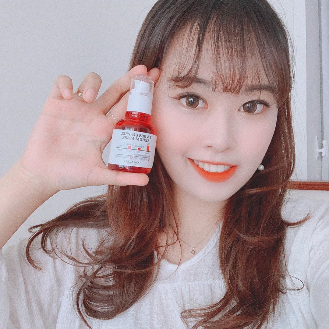 sᴇᴏʜʏᴜɴ on Instagram: “올 여름 내 블랙헤드&각질관리는 로하셀 3.5 세븐필 세럼 마스크로 .. ღ ph 3.5의 낮은 산도로 피부에 롤링되어서 알칼리화된  피부 밸런스를 지대루 잡아줍니돠 😗🖤”