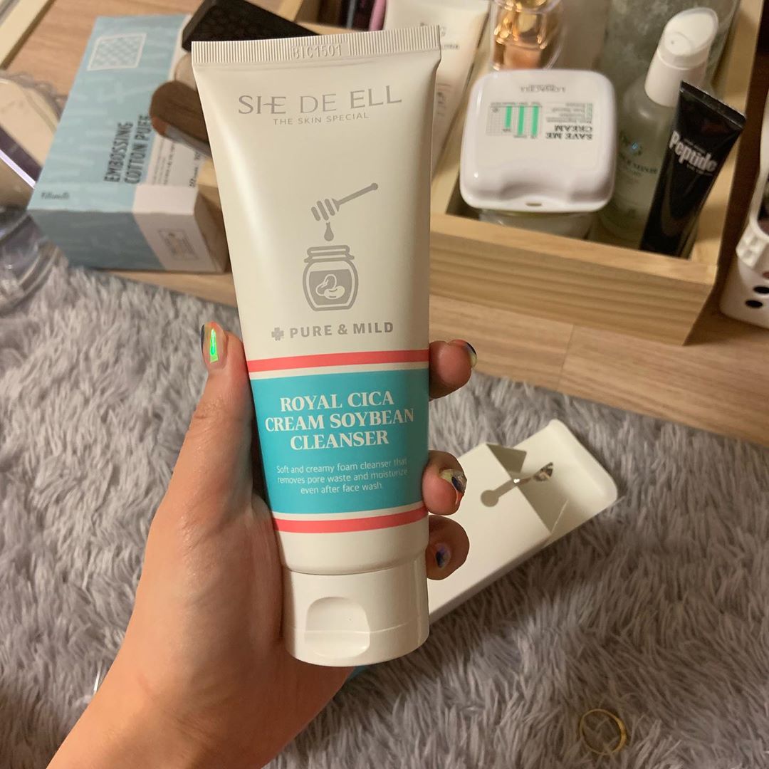 동탄 살롱드 마샬 1호점 _ 한나 on Instagram: “약산성 클렌저로 피부 장벽 보호 👍 
쫀쫀한 제형 타입으로 풍성한 거품이 굳 ! 
세안 후 다음날 화장도 굳 !! ✌︎
#shedeell #쉬드엘 #쉬드엘콩클렌저 #쉬드렐로얄시카크림콩클렌저 #쉬드엘클렌저 #클렌징폼 #폼클렌저 #클렌저추천 #저자극클렌저”
