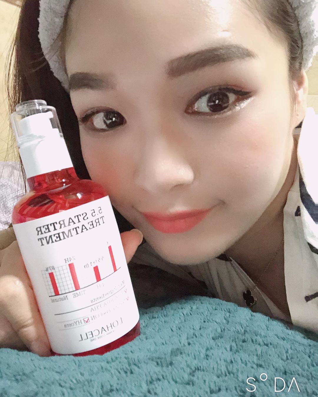 소리 on Instagram: “#첫줄 . 로하셀... 그냥 완벽한 피부를 위한 회사 이제 뭐 피부의 PH 밸런스 맞춰 주는건 기본으로 깔고 제주산소수랑 내가좋아하는 하이세라 가 함유되있어서 . 촉 촉 그 자 체 ❣️ . 꼭 써보세옹 #건조피부 #민감피부  #lohacell…”