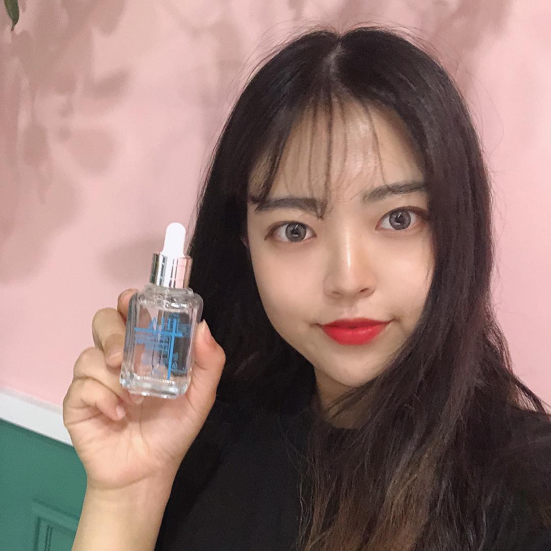 세인🧚🏻‍♀️ on Instagram: “저녁에 바르고 자면 아침에 피부텐션 업업>_< . . . . . . . . . . . #아띠코스,#에센스,#앰플,#보습에센스,#보습앰플,#기초화장품, #천연화장품,#건조한피부,#초고보습,#수분감,#수분충전,#수분자석,#물광앰플,#피부장벽,#피부텐션…”