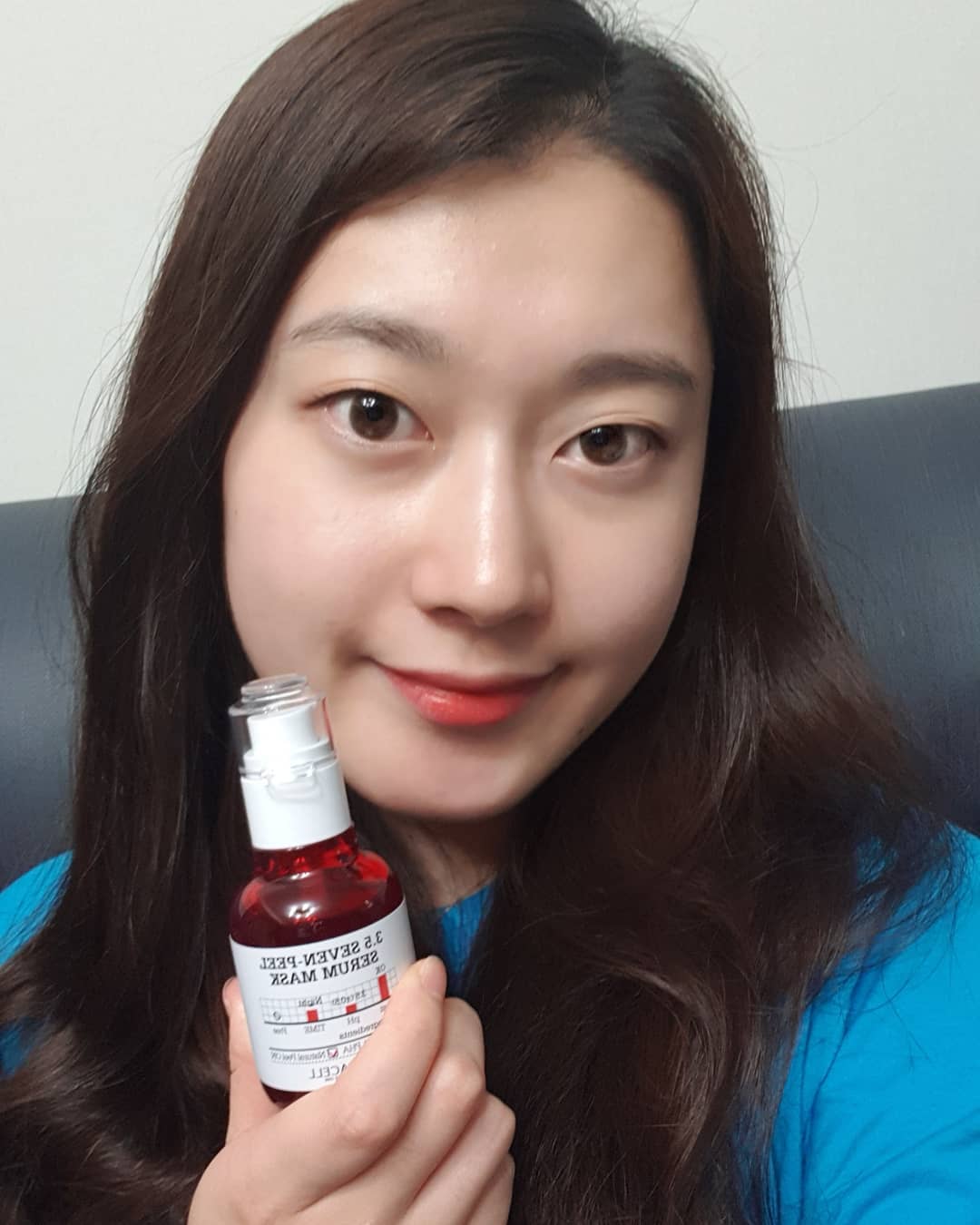 먹스타 / 술스타 / 새댁 / 맞팔 / 리뷰어 on Instagram: “세안 후 1분이면 각질 고민 끝! 주 1-2회 세안 후 1분 롤링하고 씻어내는 세럼:) 자극없고 ph3.5의 낮은산도라 민감성 피부라 알갱이 타입 필링젤 못쓰는 사람한테 좋은듯  #lohacell #로하셀 #로하셀3.5세븐필세럼마스크…”