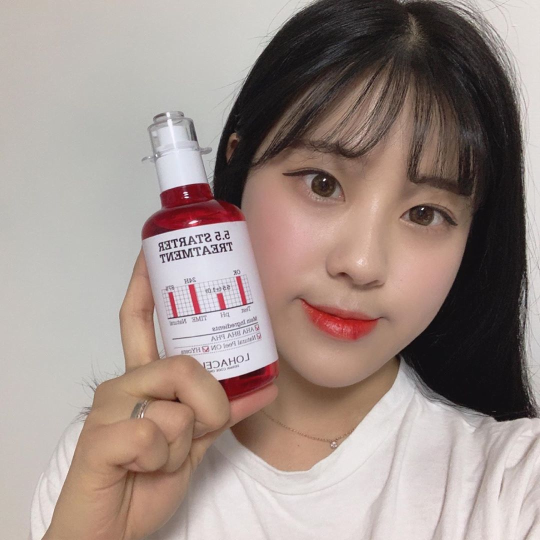 미현 on Instagram: “아침에 아무리 정성껏 피부화장을 해도 각질때문에 화장 다떠버리구 얼굴은 푸석푸석 😵,, 세안후 쓱쓱 해줬더니 #제주산소수 와 #하이세라 함유로 각질케어 뿐더러 수분장벽까지 만두러주기 💕  꾸준히 사용했더니 피부결은 물론 모공케어까지 해주는 빨간토너…”