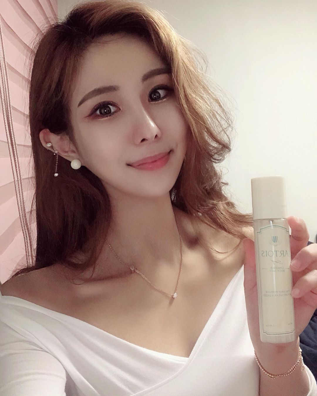 yi.seo.a💕 on Instagram: “...란.제.리 보다 먼저 입는 #바디미스트#아르투아 뿌려서 입는 나만의 향기~💕내 살냄새인 척🤫 프리지아의 포근하고 깨끗한 비누향기가 풀풀~💙 샤워 후 로션 바르기 귀찮을 때 칙칙!! 뿌려쥬기!! 바디에 보습감까지 채워주는 안심 미스트!! 👍…”