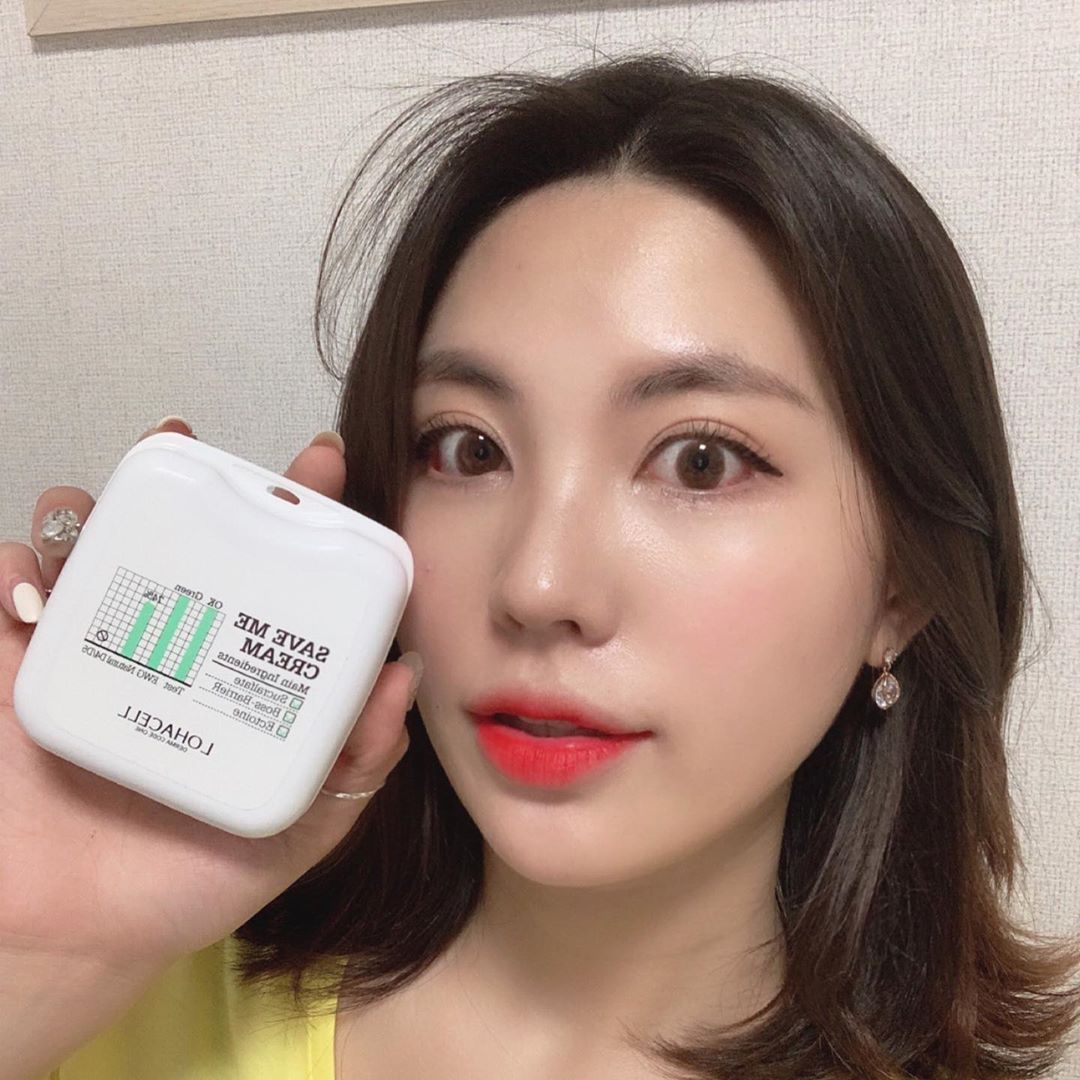정효재 on Instagram: “➰ 요즘 미세먼지 때문에 안나던 트러블 생겨서 스트레스 받던 중에 미세먼지 블루라이트 유해성분 3종 필터링 기능 있다는 '로하셀 세이브 미 크림' 득템🌝 - - 촉촉하고 끈적임 없이 발려서  꾸준히 쓰는 중 내 최애템 등록🤪  피부표면도 매끄러워졌고…”