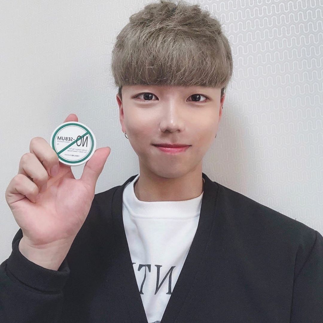 🅹🆄🅽 🆈🅾🆄🅽🅶 / 준영 / 협찬/문의 DM부탁드려요 on Instagram: “@1004lab_official 에서 협찬해주셧습니다
-
하루종일 뽀송한 피부의 비결!
- 
고운 입자로 기름짐, 들뜸 없이 깔끔한 메이크업 유지 피부 트러블 걱정할 필요없도록 병풀 , 티트리 , 허브 추출물을 함유해서 맘편하게 사용가능해요”