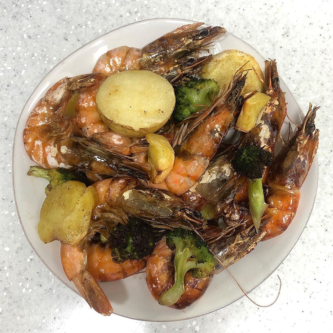 @_891211 on Instagram: “⠀⠀⠀⠀ 안녕하새우 🦐 어늘 우리 애주가부부의 픽은 에어프라이어에 대가리까지 바삭하게 튀겨지는 새우에오 여기저기 요즘 주문할곳 많은데 새우, 게, 닭가슴살 등 저는 비린내도없고 싱싱해서 꾸준히 여기만이용해여 ⠀⠀⠀⠀ 📌새우는 언제나 마녀수산(쭈꾸미.…”