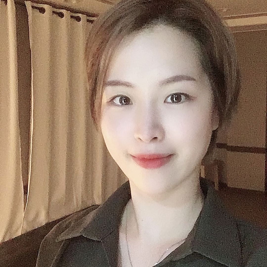 갓제인🌹 on Instagram: “‘슬플때 우린 더더욱 안 슬프려고 애쓴다.’ 기존 연기교육은 슬플때 눈물을 짜냈지만 진짜 연기는 그게 아니라는 것- 오빠랑 커플 연기 원데이 클래스!!!🥰🥰🥰 오빠는 연극을 해본적있는데 둘다 배우는 건 처음이었는데 오감을 모두 일깨우고감정을 느끼는…”