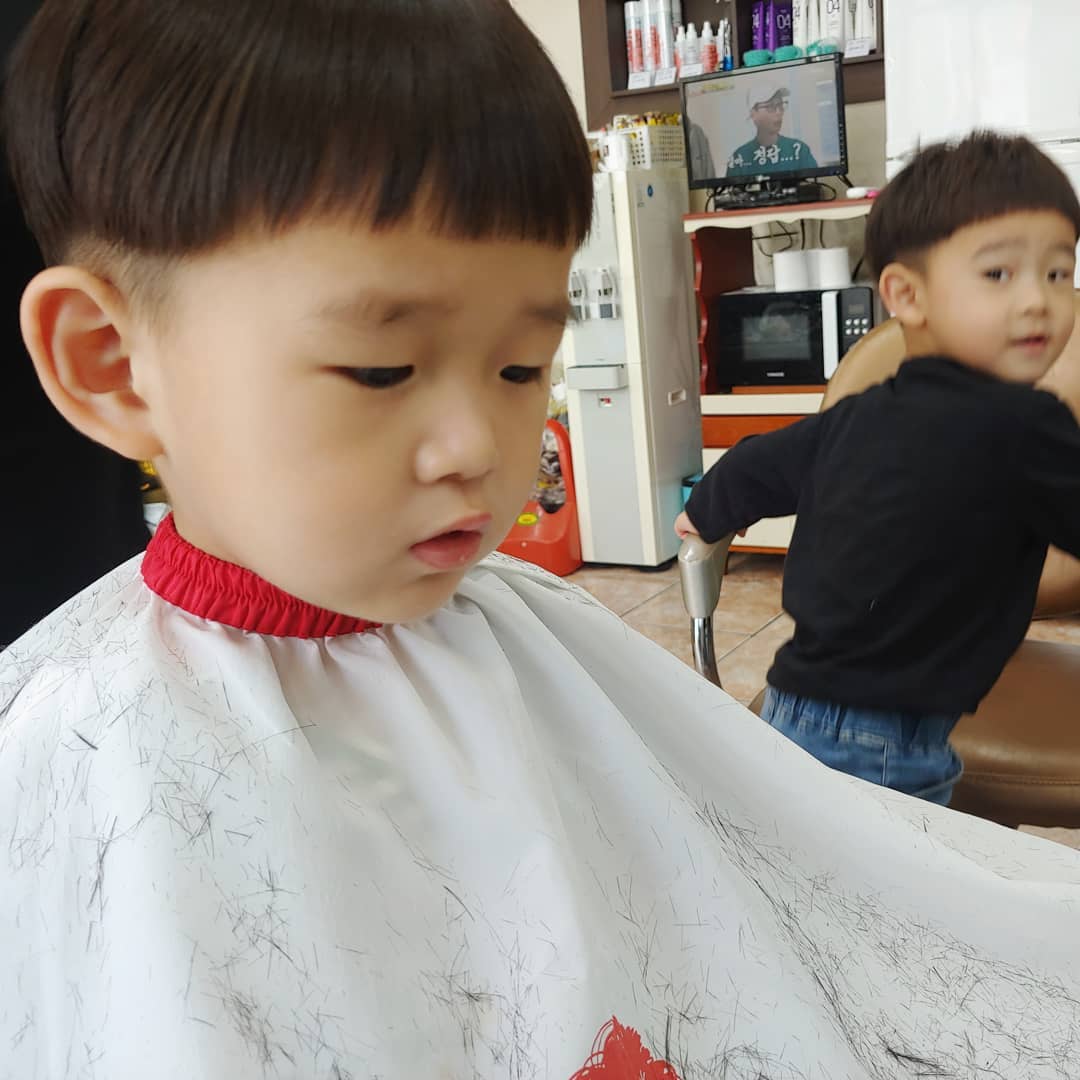 이제 머리자를때 울지도않고
많이컸네 우래기들ㅋㅋㅋㅋㅋ
.
.
#유투브없인안되지만 #만족👍