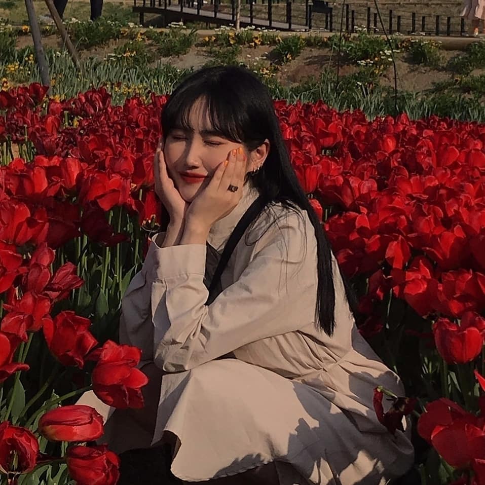 🌷 #daily #셀카 #셀카그램 #일상 #일상스타그램 #소통 #일상그램 #사진 #사진그램 #생머리 #긴머리 #today #흑발 #셀피그램 #셀피 #selfie #girl #튤립 #red #tulip #꽃 #flower #빨강 #여자 #자연 #공원