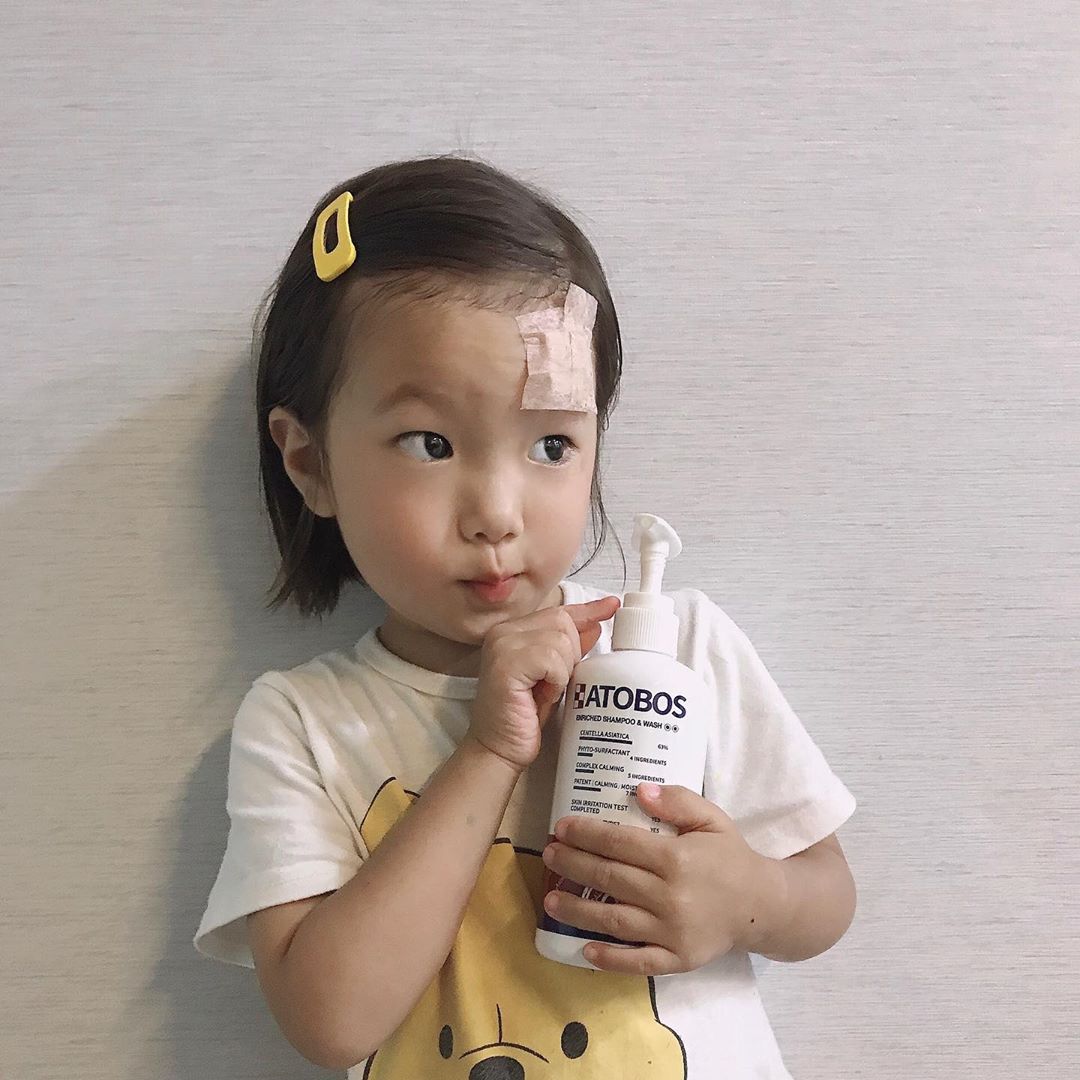 JIN •.• on Instagram: “#아토보스 엄마의 마음으로 오로지 아기피부만을 생각하는 국민유아 스킨케어 브랜드 병풀추출물을 사용해서 아기 피부 진정에 탁월한 효과를 가지고 있다고해요 상큼한 레몬향이 은은하게 솔솔🍋 워낙 건조해서 온몸에 오돌토돌 올라온 민준이 샤워후 로션…”