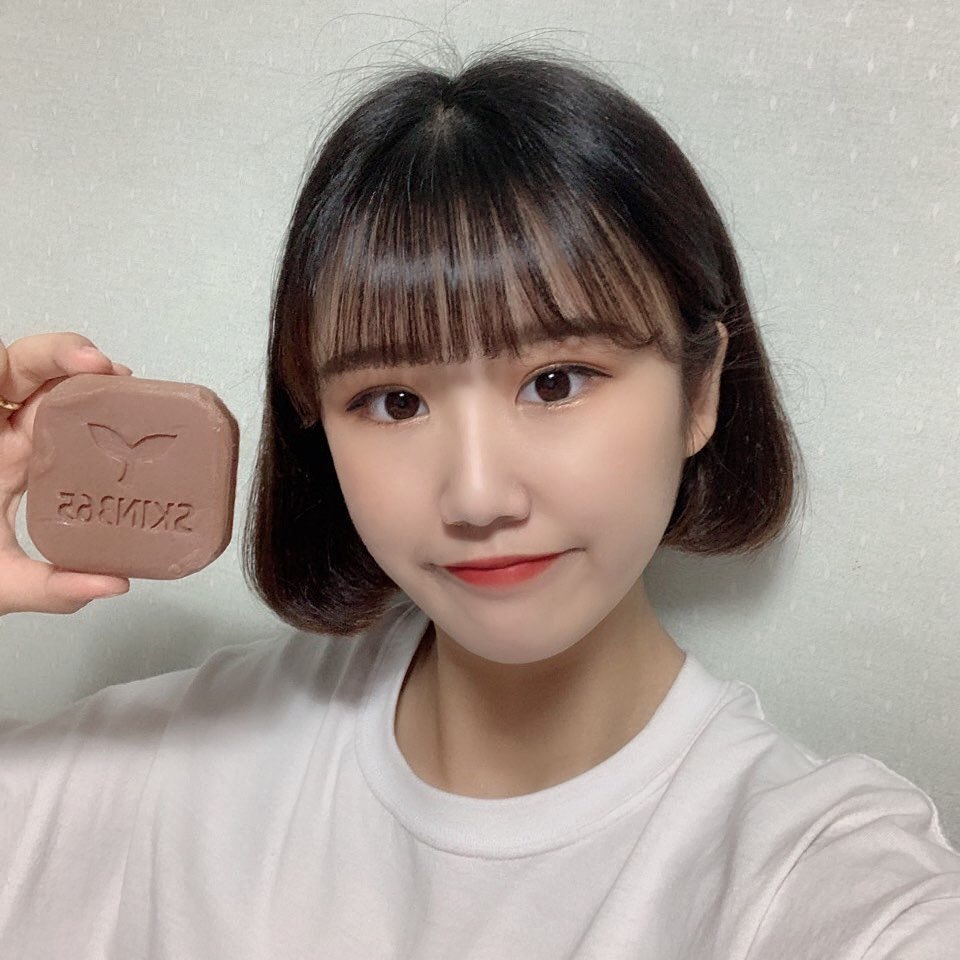 예진 on Instagram: “⠀⠀⠀ 🍋비타민이 가득 함유된 스킨365 아몬드 카카오 비누 엄선된 프리미엄 식물성오일에 각종 천연재료추출물을 뽑아 자극없이 촉촉한 천연비누❗️ ⠀⠀⠀ ✔️민감피부 ✔️아로마테라피 ✔️핸드메이드 ✔️저자극 ✔️유해성분배제 ✔️자연유래성분 ⠀⠀⠀…”