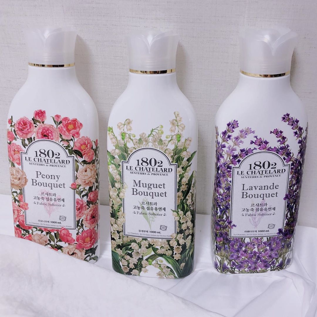 신아현(선유) on Instagram: “프랑스 프로방스 지역에서 경작한  에센셜 오일로 제작한 섬유유연제에요🌿 라벤더부케,피오니작약부케,뮤게부케  세가지 향으로 전부 꽃향이에요🌸 향이 과하지않고 은은하고 오래 유지되서 요새 르샤트라 섬유유연제만 사용해요 :-)…”