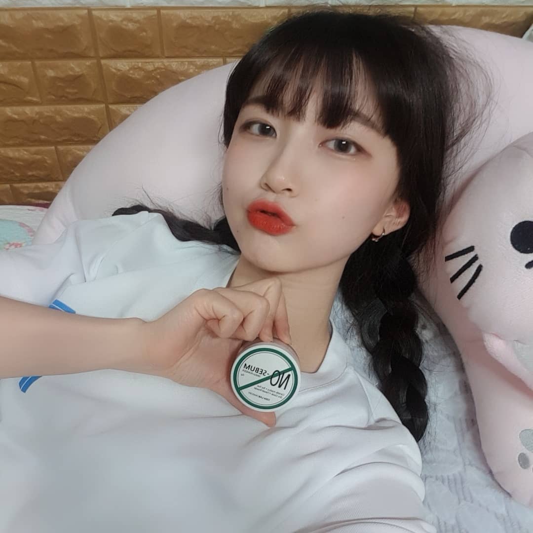 🌹예은(22)🌹 on Instagram: “Bbosong 뽀송 💭 'No-sebum' . 가루 입자가 진짜 작아서 얇게 뽀송해지고 가루가 떡지지않아 좋았다! 톡톡 두드리면 끝이니까 노세범 잘 안 썼었는데 요새 잘 쓰고다닌다😄 . 아기피부로 돌아갈 순 없지만 비슷하게 만들 순 있다…”