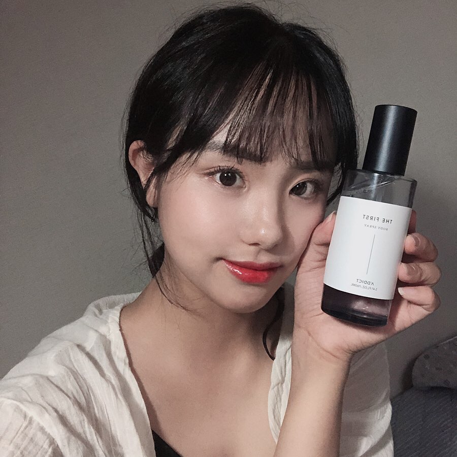 김시은 on Instagram: “쿄쿄 요즘 매일쓰는 바디 스프레이😛
-
요즘 향수대용으로 사용하는 데 일단 머스크향이 너무 좋고 분사력이 진짜 좋당 😖
예민하고 건조한 피부인데 보습감도 좋고 알러지free 제품이라 걱정없이 쓰는즁😛”