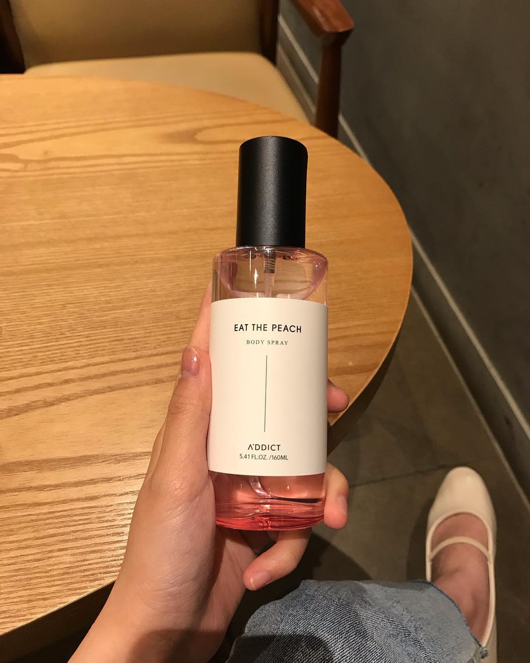 차지원 on Instagram: “정말 청순하구 성숙한 복숭복숭향🍑  에이딕트의 잇더 피치 바디스프레이에요🍑 묵직한 우드의 향취가 섞여 매력적이랍니다😘 민감한 저에게도 아주 순한 성분이어서  샤워후에도, 향수대용으로도 사용하고 있어요! 🍑한정판매 상품이니까 얼렁 쟁여두시길🍑 . .…”