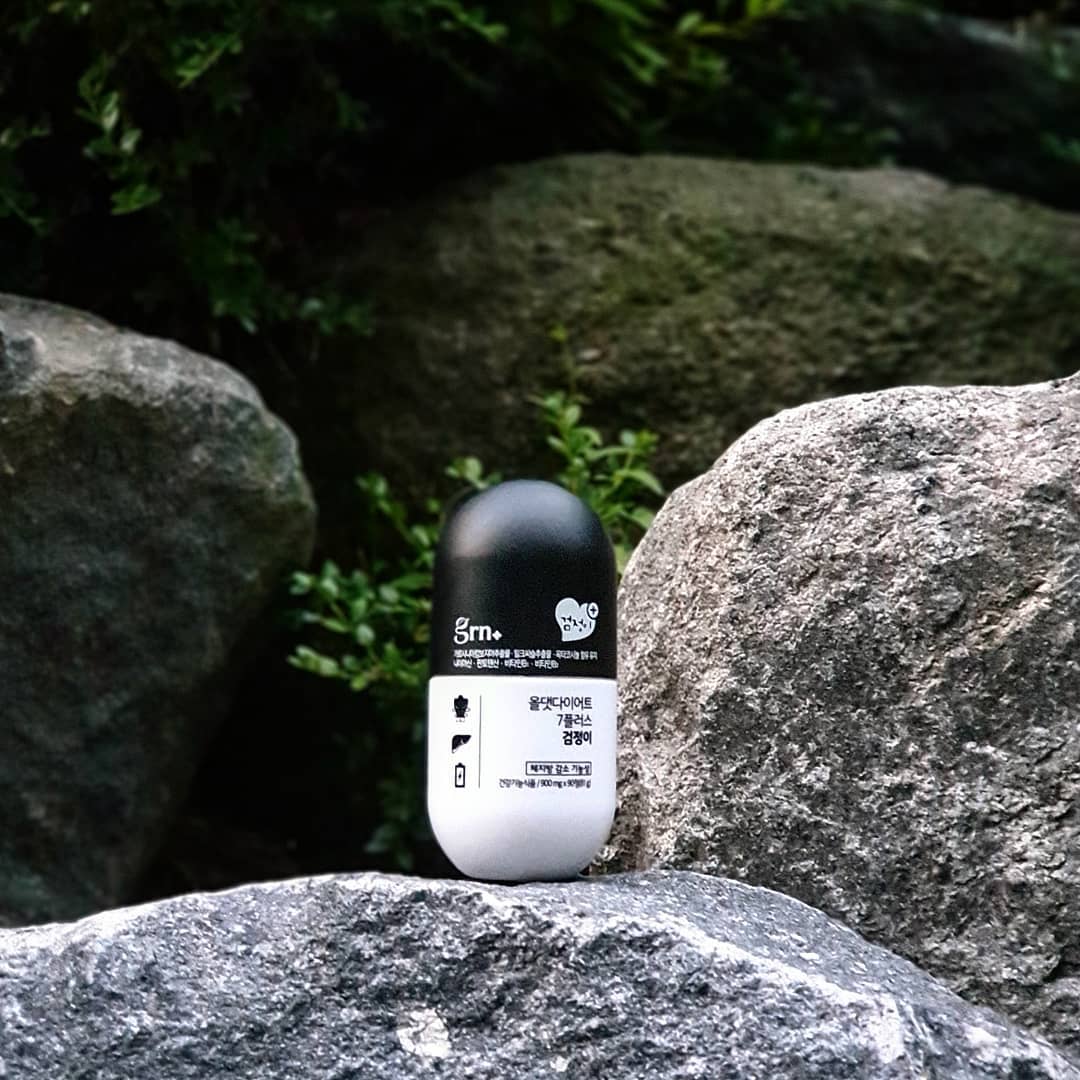 제이코패스 on Instagram: “grn에서 야심차게 출시하자마자 인기 급 상승중이신 검정이 먹어봤습니다. 일단 밀크씨슬, 옥타코사놀, 판토텐산, 나이아신 추출물 때문인지 4일동안 소주 2병이상씩 마시면서 하루에 4시간씩 자고 노는 살인적인 스케줄을 소화해도 그 전 피로감이 예전과는…”