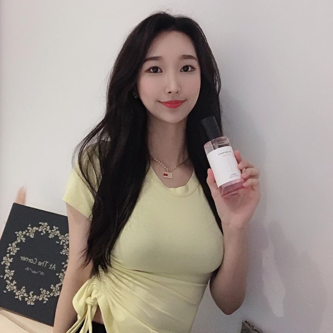 @ssubuxsy on Instagram: “여름에 가볍게 뿌릴 향수 찾다 발견한 💗한정판 에이딕트 잇더피치 바디스프레이💗 농익은 복숭아 향이랑 묵직한 우드 향취로💗 데일리로 쓰기 너무 좋은 스프레이에영! 향이 진짜 너무너무너무너무너무 좋아요๑❛ᴗ❛๑ 한정 판매 상품이니 얼른 하나씩…”