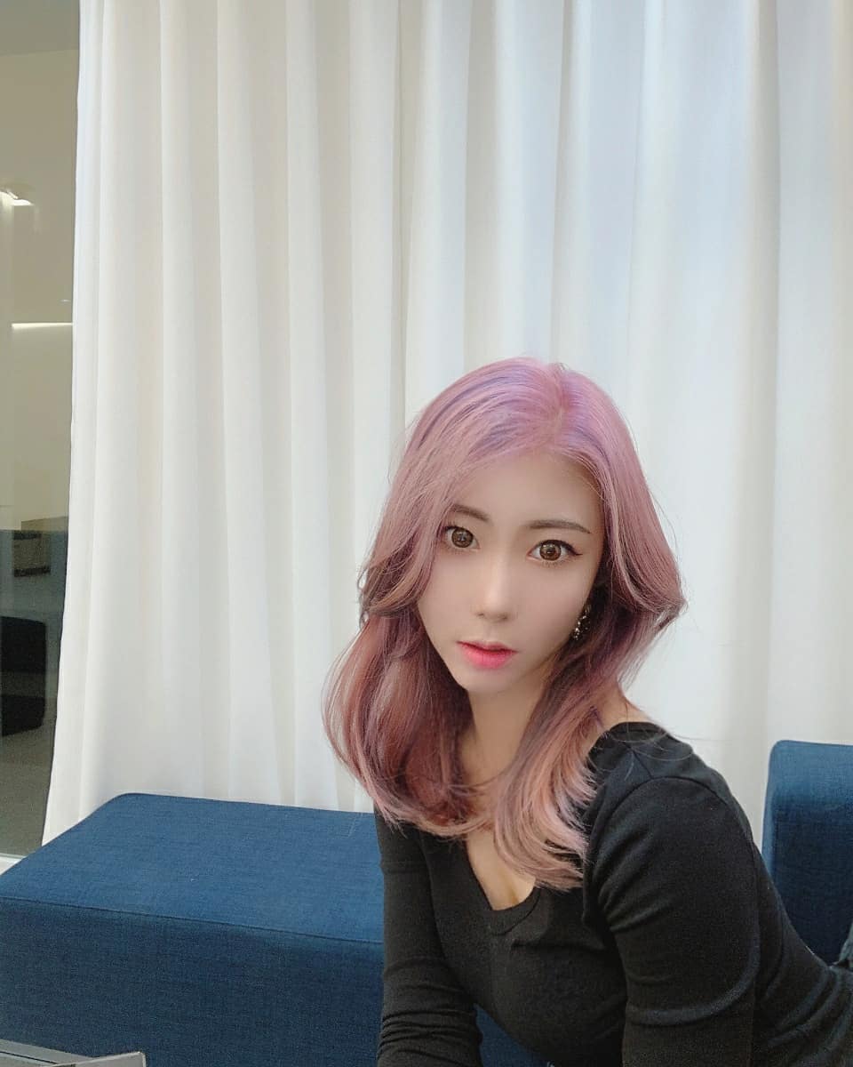 늘 인생샷 찍게 만들어주는 고마운 #더부띠끄 🌿
.
얼룩덜룩 개털같던 머리를 3번 탈색했는데도 녹는거 끊어지는거 1도 없이 이전보다 찰랑거리게 만드시는 엄청난 분이 홍대에 나타나신거지 와오ㅋㅋㅋㄱㅋㅋㅋㅋ
.
장장 8시간동안 고생해주신 boutique_shinsaebyuk 새벽쌤 최고 ㅇㅈㅇㅈ 진짜 감사합니다ㅠㅠ 이건 뭐 거의 페이스오프 의느님급이라며 다들 놀라기 바쁜 머리,,,,,💋
.
염색은 모두덜 새벽쌤께 가라 찐추천이다 이건 크으💪❤