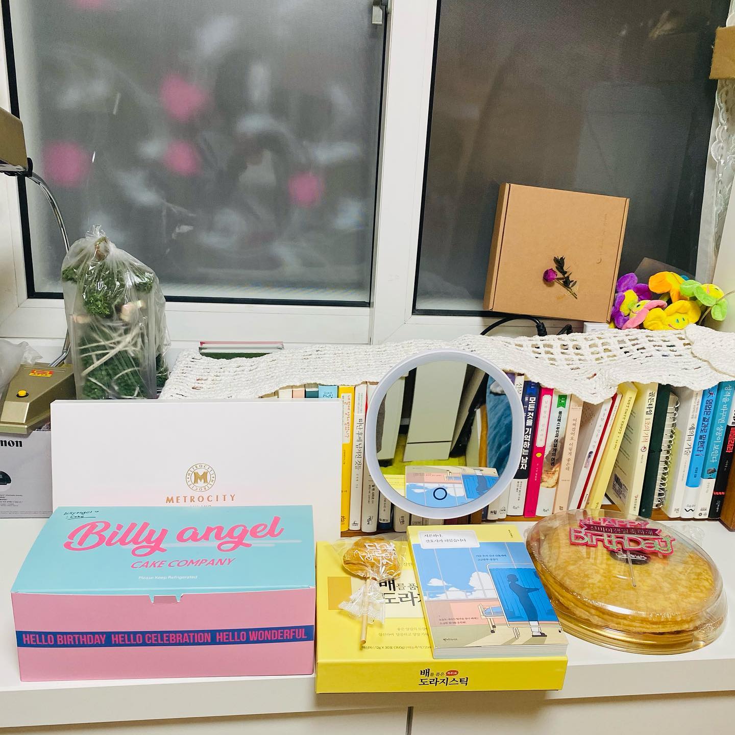3차,4차배송왔습니다🎁
몰아서올리기
11일12일13일14일15일16일17일
앞집 할머니 할아버지 의아하시겠다
이렇게 매일 택배가 온적이없는데
일주일 내도록 내가 다주문한줄알겠다
흐흐흐좋구나

#생일선물 #빼빼로데이 #LED거울화장조명 #메트로시티머플러 #조각케익세트 #서른하나간호사가되었습니다 #케이크 #미용인✂️ #울산 #경주 #고객감동👍#책스타그램📚#사랑받는해