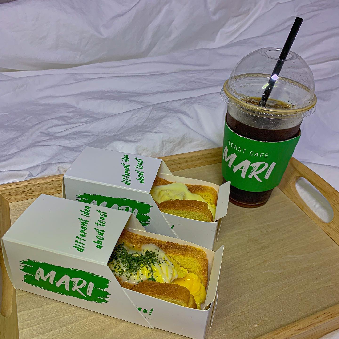 #세먹_건대 #마리 #토스트카페 #토스트카페마리 #1주년이벤트 #샌드위치맛집 #마리토스트 #토스트맛집 
.
집에서 간식으로 호로록 하기 좋은
집 앞 토스트가게
.
요론 토스트 가게가 집 앞에 있으면 을매나 좋게요ԅ( ˘ω˘ԅ)
.
밥 먹기는 싫고 간단하게 먹고 싶을 때
1500원에 토스트 하나랑 1800원에 아아 하나면
그날 집에서 간단 브런치 뚝딱!
.
심지어 1800원인데 아아 넘나 존맛탱,,,♥
.
요 베이컨모짜렐라는 위에 모짜렐라가 통으로 올라가고
느끼하지 말라고 안에 칠리소스까지 뿌려진 센스ᕕ( ᐛ )ᕗ
.
거기다 이삭토스트 같은데는 포장지가 넘나 흐물거려서
먹으면 소스 뜍뚝 떨어지고 손에 버터 기름 다 묻는데
여기는 요롷게 죠리퐁수저같은 포장용기로
깔끔하게 먹을 수 있어서 내가 좋아하는 포인트ღ'ᴗ'ღ 
.

네버 광고 홍보 아니고 
내가 좋아하는 집앞 작은 토스트 가게✧•̀.̫•́✧
사장님 번창하세용٩(ˊᗜˋ)و
.
.
💡상호명 : 마리
💡가격 : 계란듬뿍토스트 1500 베이컨모짜렐라 2200 아이스아메리카노 1800
💡주소 : 서울 광진구 군자로 87 1층
.
.
맛 : ☀️☀️☀️🌗 가성비가 좋은곳. 간단하게 한끼 먹기 좋음
.
