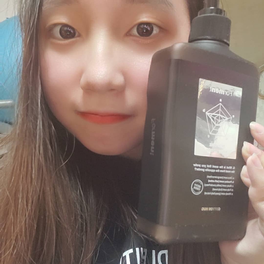조채원 on Instagram: “포맨트 퍼퓸 바디로션 (코튼허그/코튼키스/코튼썩세스) 포맨트 퍼퓸 바디로션 코튼허그❤ 건조하지 않고 촉촉하면서 끈적이지 않아서 좋은거 같아요 향은 부드럽고 포근하면서 캐주얼한 코튼향이고 개인적으로 은은해서 완전 제 취향이고 남자 로션이긴하지만…”