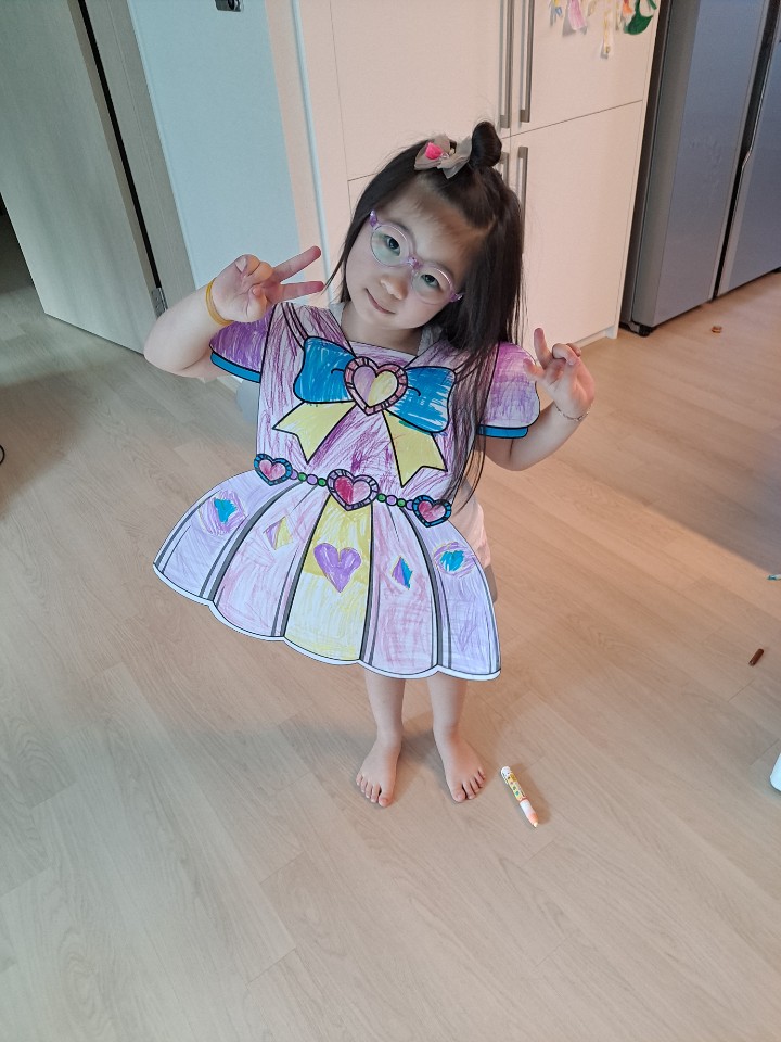 집콕놀이 집콕육아 육아템 드레스색칠키트 공주드레스만들기 너무좋아해요~^^