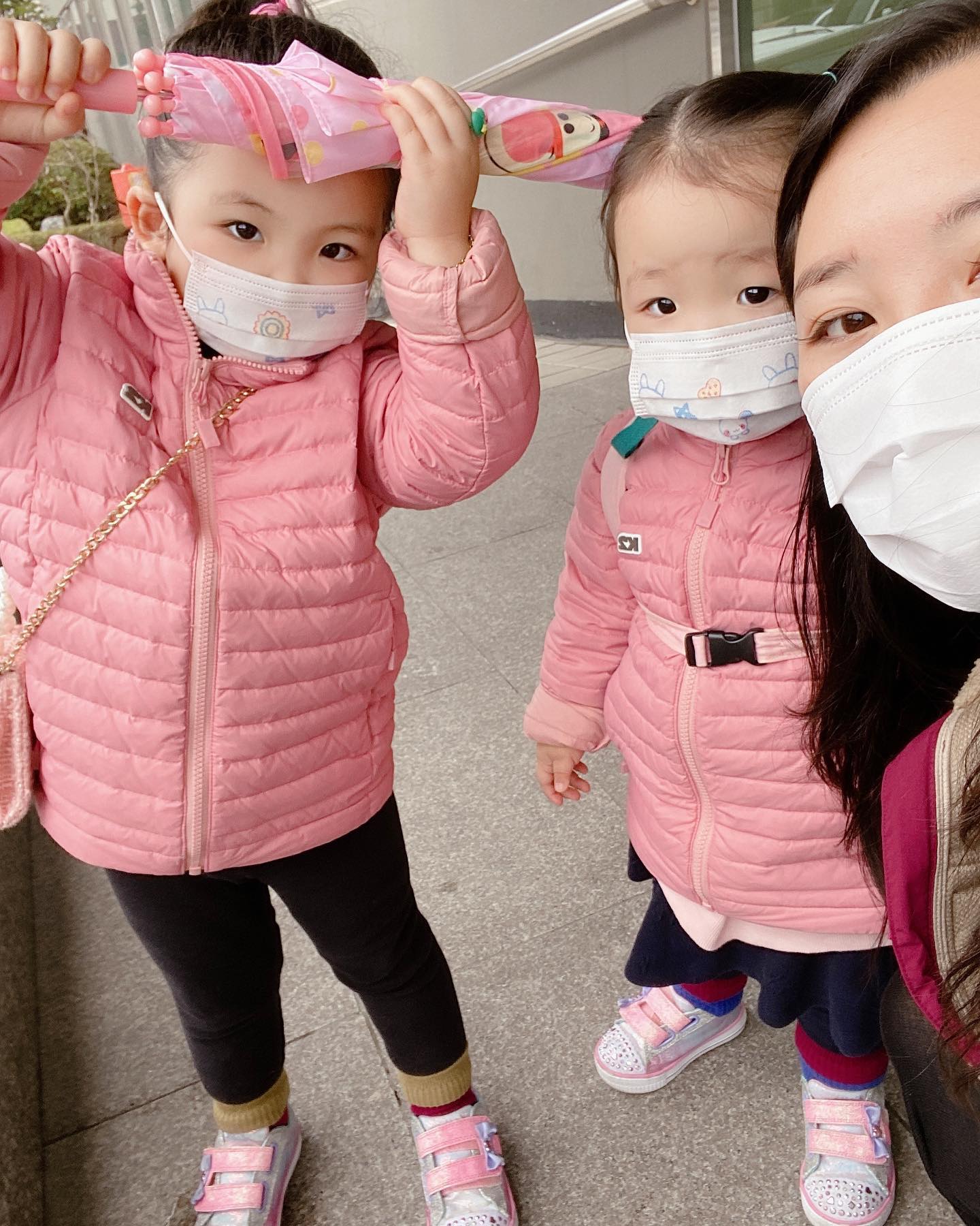 날씨가 갑자기 너무 춥죠?
오늘 애들 따뜻하게 입혀보내긴 했는데
바람이 진짜 너무 찹더라구요ㅠㅠ

다들 감기조심하세요💕

#겨울날씨