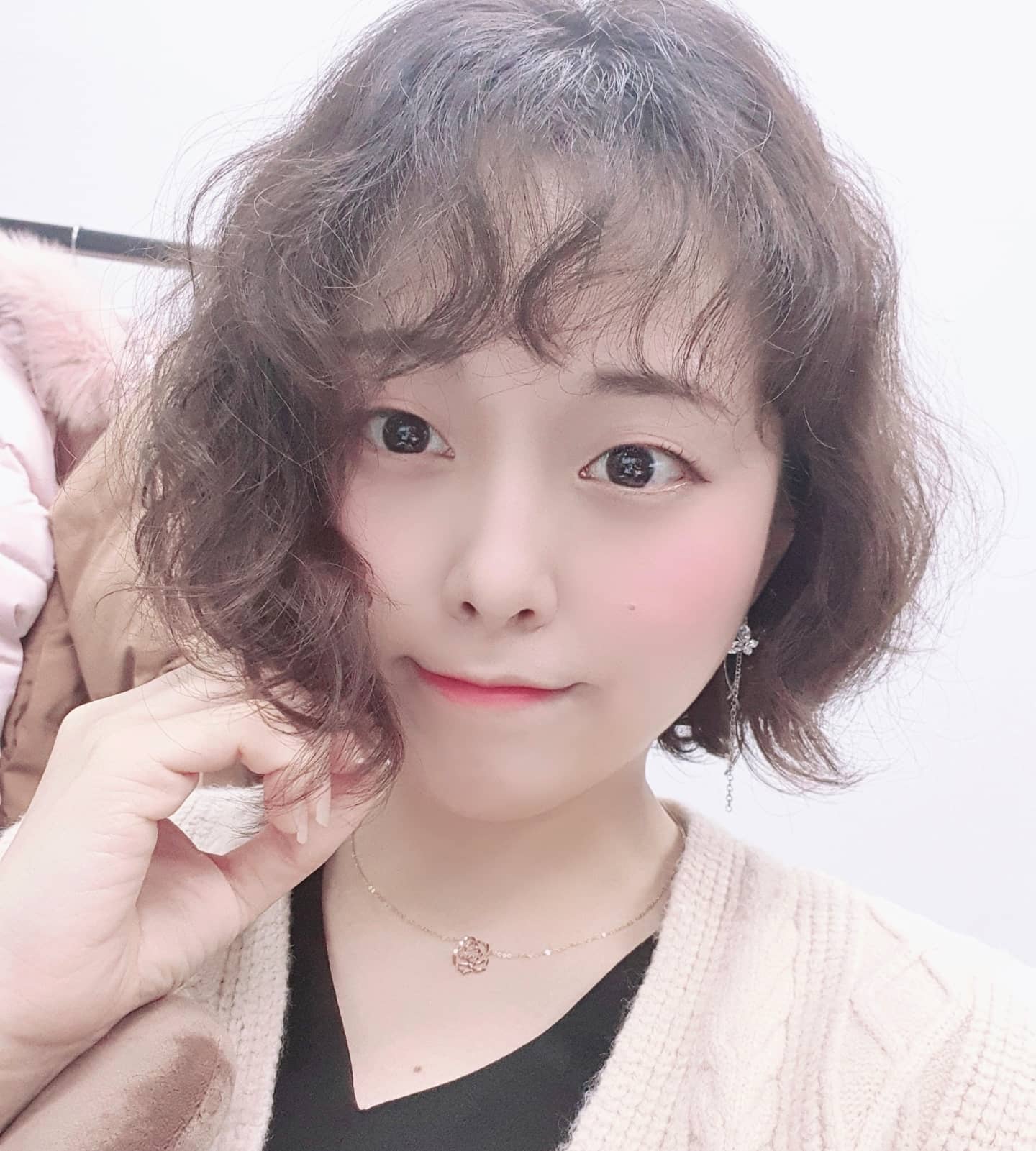 #첫줄앙영
#뽀글머리
.
.
.
퇴그은🖤
😊볼터치 컬러 바꿨어요☺️
감기랑 코로나 조심하새우!🍤
.
..
#롬앤