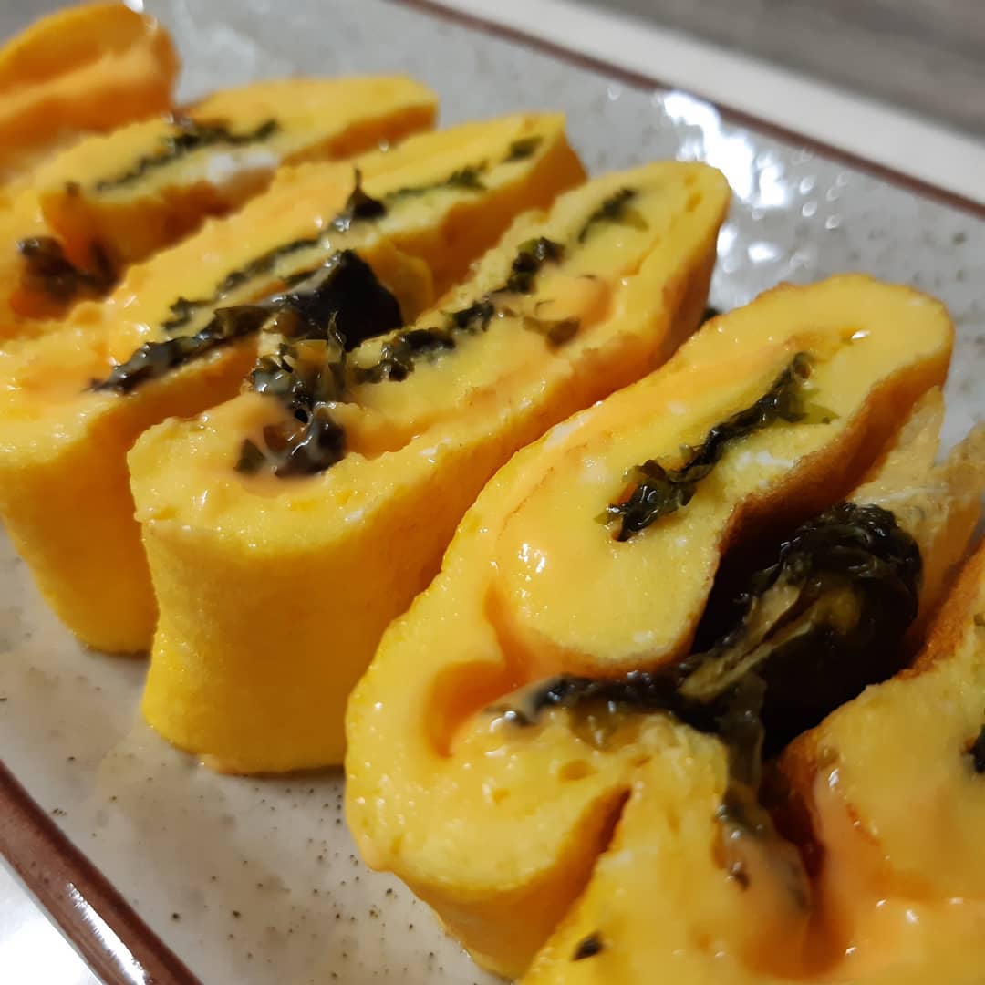 👩🏻‍🍳치즈김 계란말이👨🏻‍🍳

준비물:🧀치즈, 계란, 김

🍳치즈계란말이를 먹고싶어서 반찬으로 만들었다
나는 짭쪼롬한 맛을 좋아해서 체다치즈를 썻지만  모짜렐라 치즈를 넣어도 맛있당😋

만들다보니 김이 들어가면 이쁠것같아서 넣었는데 자를때 질겨서 안잘렸다🤯

🤷🏻‍♂️:이 노란호두는 뭐죠?

어쩌다보니 노란색 호두모양이 되었따...
맛만 있으면 됐지 뭥🙋🏻

약간 느끼할수있으니 케찹🥫에 찍어먹는걸 추천😉

#홈쿡 
#계란말이
#치즈계란말이#냠냠😋