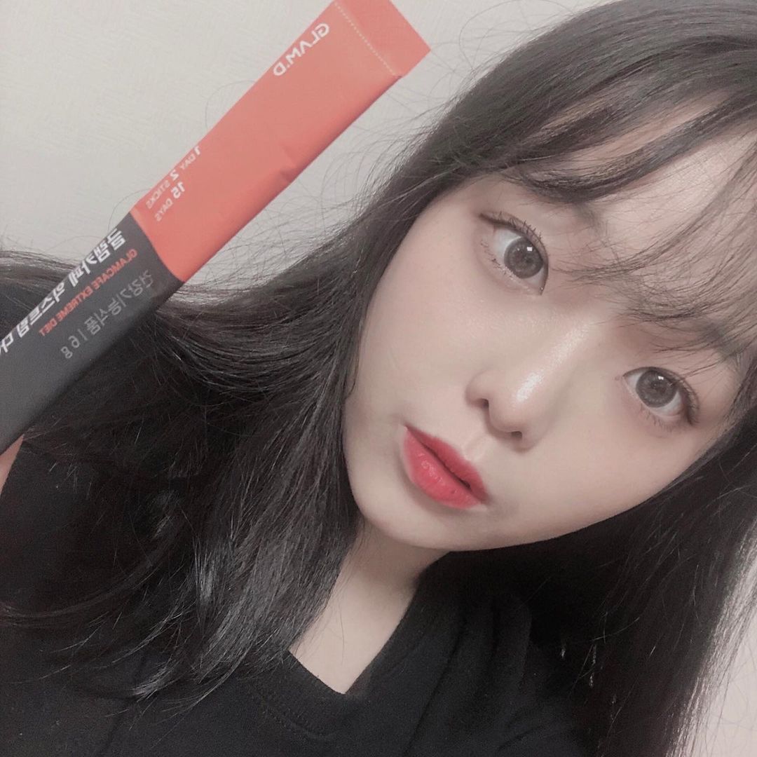 슬기 on Instagram: “#율희 가 광고하는 글램 카페 익스트림 커피 ☕ 헬스끝나구 사회적 돼지두기 실천중 🐷 쓰지도 않고 맛있는 살빠지는 커피라니 .. 채고야 이러다가 커피중독…”