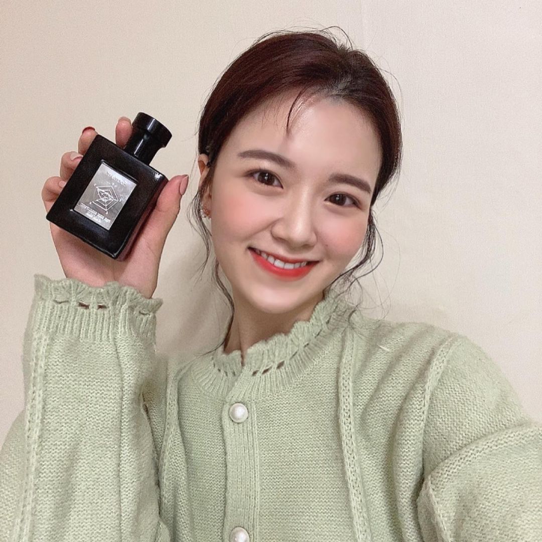 이채연 on Instagram: “#협찬 포맨트 시그니처 퍼퓸의 코튼허그향 성훈 향수로도 유명한 포맨트 향수 계속 안기고 싶은 부드럽고 포근한 향이라 남자친구 생기면 선물해 주고 싶은 향수예요❤️ . . . . .…”
