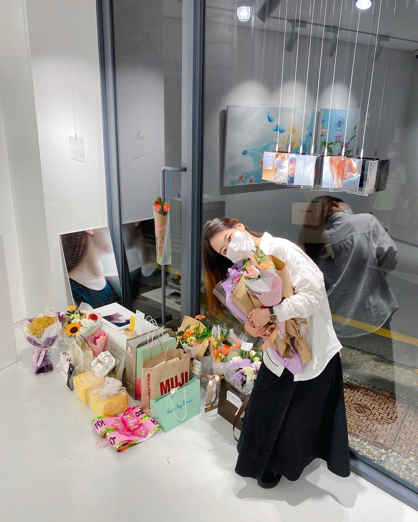 .
졸업전시를 하는 기간 동안 3년 동안의 학교생활이 스쳐 지나가면서 수많은 감정이 밀려들 줄 알았는데 많은 분들의 응원과 축하 덕분에 정신없이 행복만 하다가 끝낼 수 있게 되었어요💜

직접 찾아와서 힘주신 분들, 연락으로 축하해 주신 분들 모두 감사한 마음 잊지 않고 베풀겠습니다🙏🏻

덕분에 이번 한 주가 아주 오랫동안 행복한 기억으로 자리 잡을 것 같아요:) 
정말 감사합니다!
. 
졸업이라니…..ㅠㅠㅠㅠ!!!!