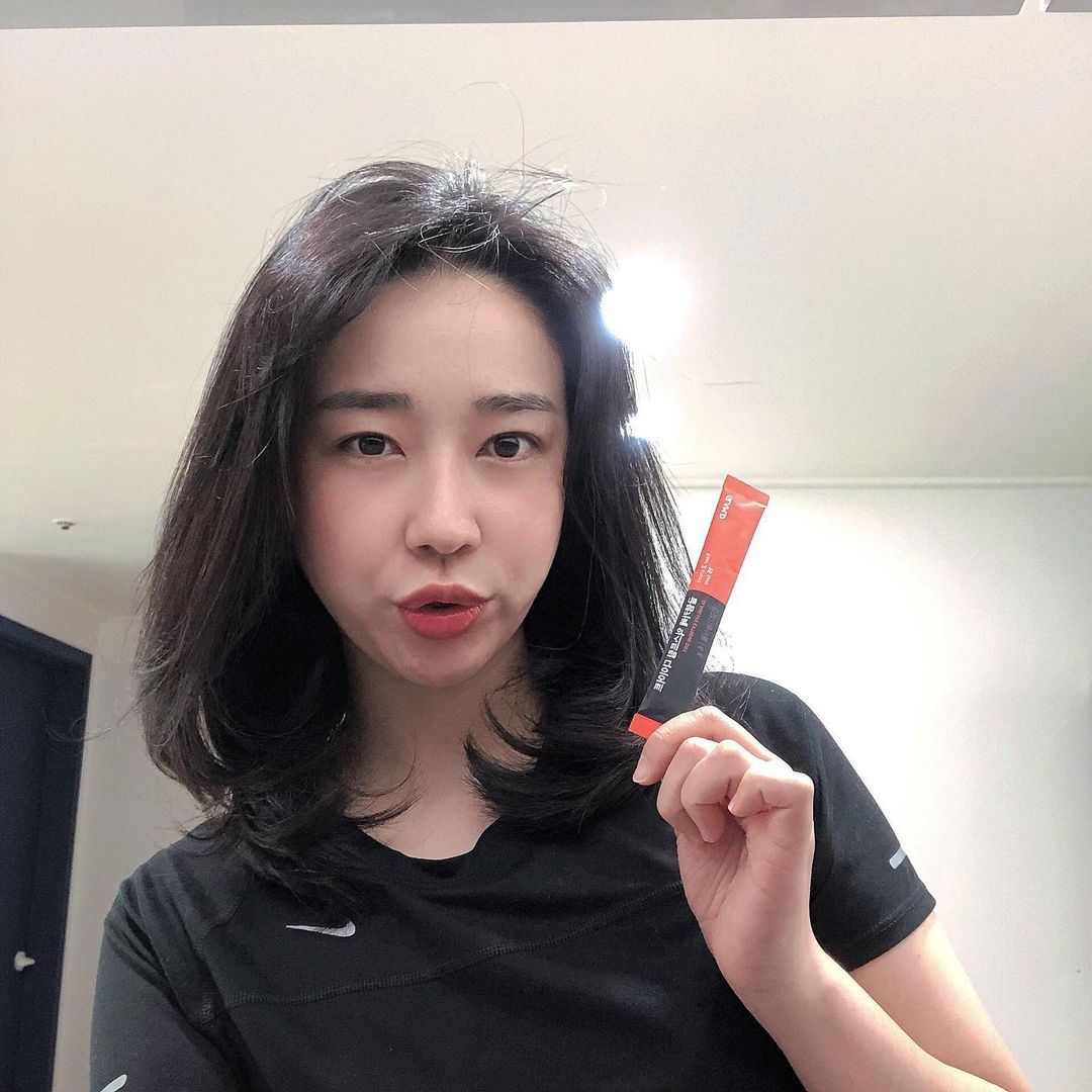 뵤니 on Instagram: “글램카페 익스트림 😚 체지방감소를 도와주고 배변활동을 돕는 친구로 요즘 먹고있는 제품:) 에티오피아,브라질,베트남 3개국 원두로 고급진 맛이라 좋아요😋 하루 두번 물에 타 먹으면 되는데 찬물에도 잘 녹는거 있죠ㅋ 물도 많이 먹고 커피 좋아하는 전…”