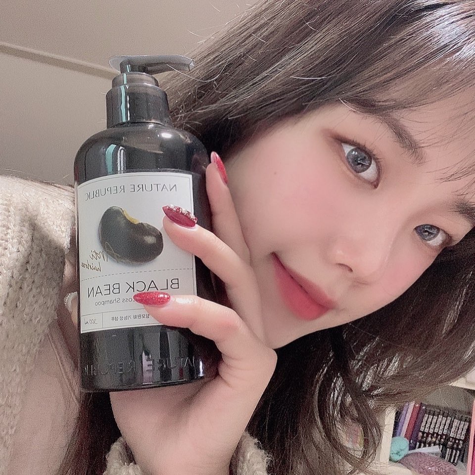 #파랑리뷰 #제품제공 #협찬 #네이처리퍼블릭 / 블랙빈 안티헤어로스 샴푸

네이처리퍼블릭의 베스트 셀러 블랙빈샴푸! 탈모완화 기능성 샴푸로 제주도 검정콩 추출물과 블랙콤플랙스가 함유되어 있어 약해진 두피에 건강한 영양 공급을 해준다고 해요₍₍ ( ๑॔˃̶◡ ˂̶๑॓)◞♡

샴푸시 느껴지는 쿨링감이 넘 좋았습니다. 날이 추워서 더 시원하게 느껴지네요 ㅎㅎ
 

#15그램 #15그램뷰티 #15그래머 #블랙빈샴푸 #인생샴푸 #간증샴푸 #탈모샴푸 #네이처리퍼블릭#샴푸추천#코스메틱#브랜드#저렴이#샴푸#두피#케어#머리결#관리#naturerepublic 
15g_korea naturerepublic_kr