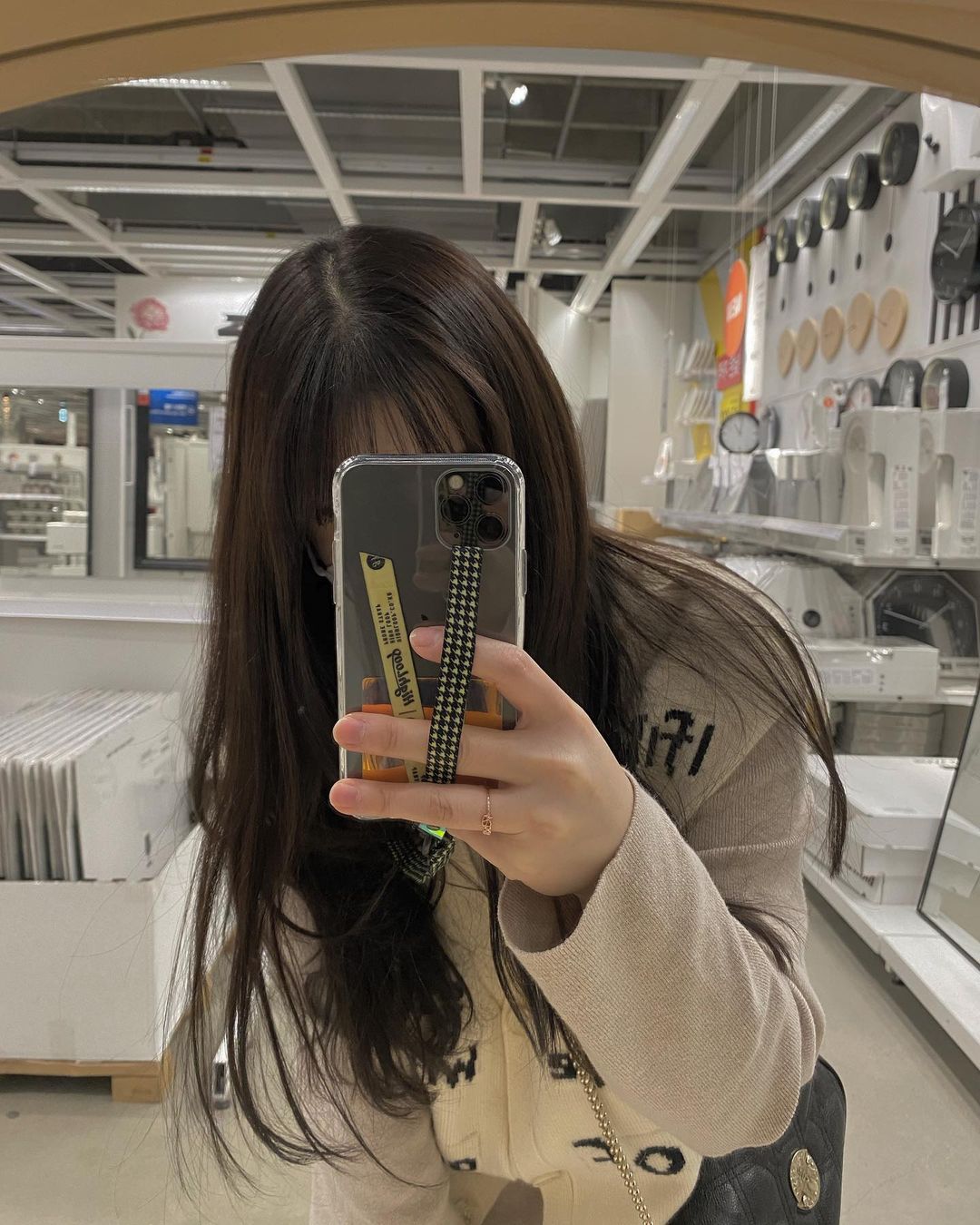 soonstagram’s Instagram photo: “3개째 소장중인 하이루프💛 #하이루프#하이루프폰스트랩#highloop#highloopphonestrap#폰스트랩#핑거스트랩#하이루프핑거스트랩#랜야드#하이루프랜야드#핸드폰줄#휴대폰줄#디즈니폰스트랩#육아템#협찬”