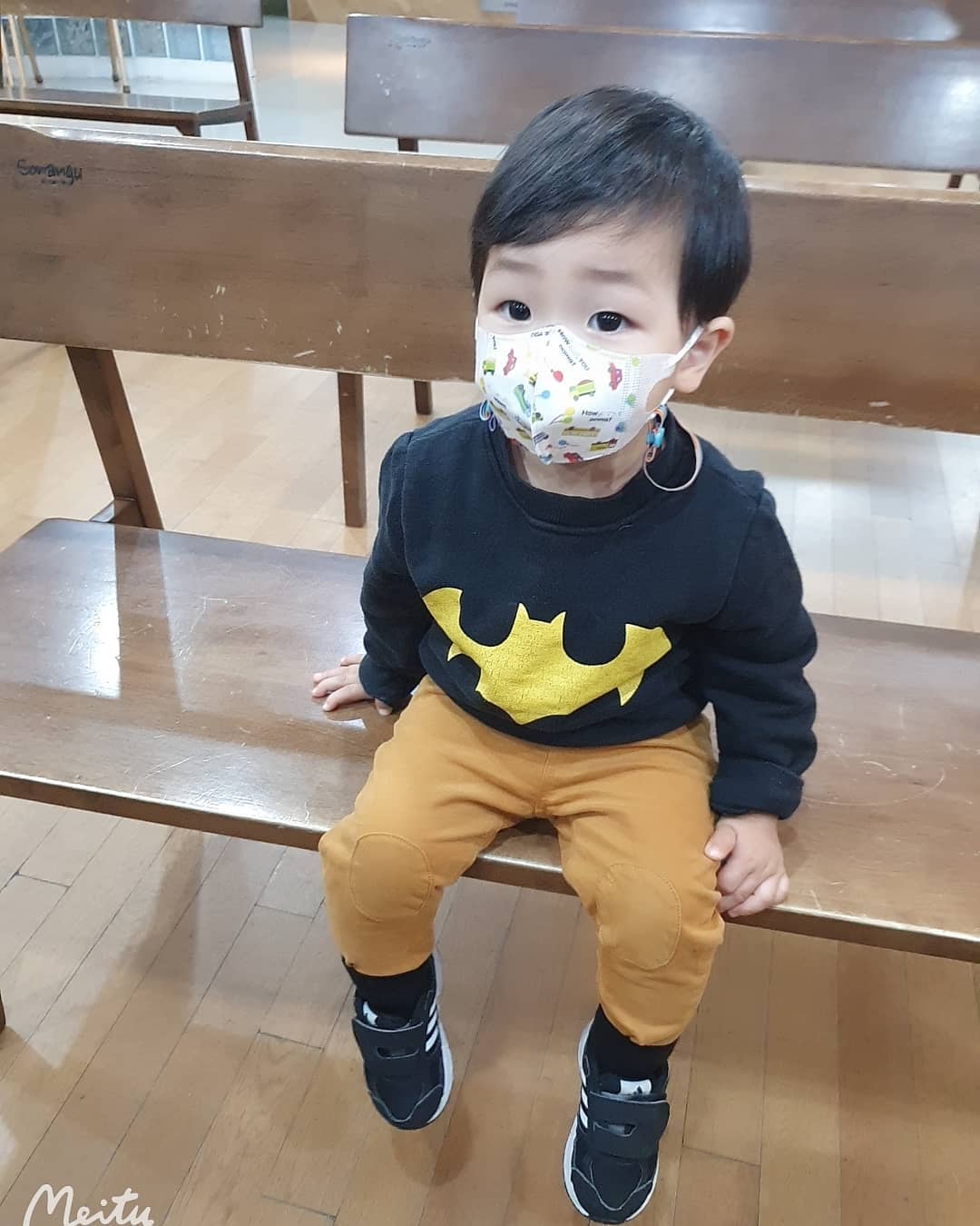.
#한참지난피드
언제였던가 한달은됐나봉가 
감기기운에 병원갔던 사진.
요즘 이녀석....
사고뭉치녀석....
얼집 원장님이 계속 애미만 보이면
붙잡고 하소연을ㅜㅜ😭😭
쫓겨날까바 무서워요...
준이는 빠른편이라 지금 얼집에서 
3세반에 월반해서 다니고있는데 
고작 18갤주제에.....형 누나들과 있는 반에서 깡패인편....🤔🤔
심지어 이번에 원장님이
내년에 그대로 3세반에있게되면 
등치도크고 친구들과 서로 힘들꺼같다고 
걱정을 엄청하시네요ㅜ
가정에서 준이를 자제시켜주길 원하시는데
워낙에 힘쎄고 파이팅넘치는아이..
어뜨케 해야 자제가되나요ㅜ
글타고 기를 계속죽이면 자존감 떨어지는
아이가 될거같구 고민이되네요😭😭
#두찌그램
#19개월입성
#노안아기
#두살인생
#위기
#텐션부자