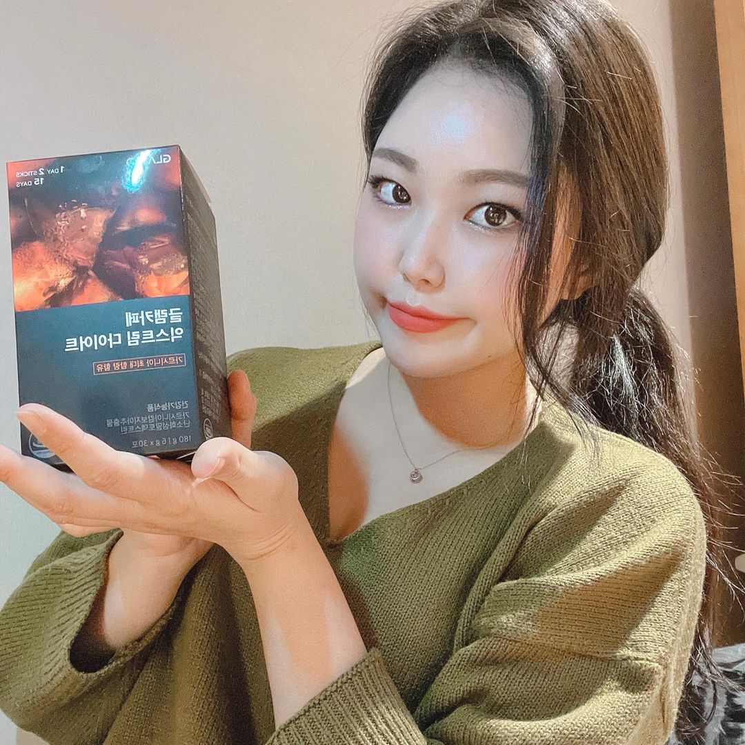 MINJI KIM on Instagram: “[글램디_글램카페 익스트림] 탄수화물이 지방으로 합성되는 것을 억제하게 도와주는 가볍게 마시기 딱이다🖤찬물에도 잘녹아서…”