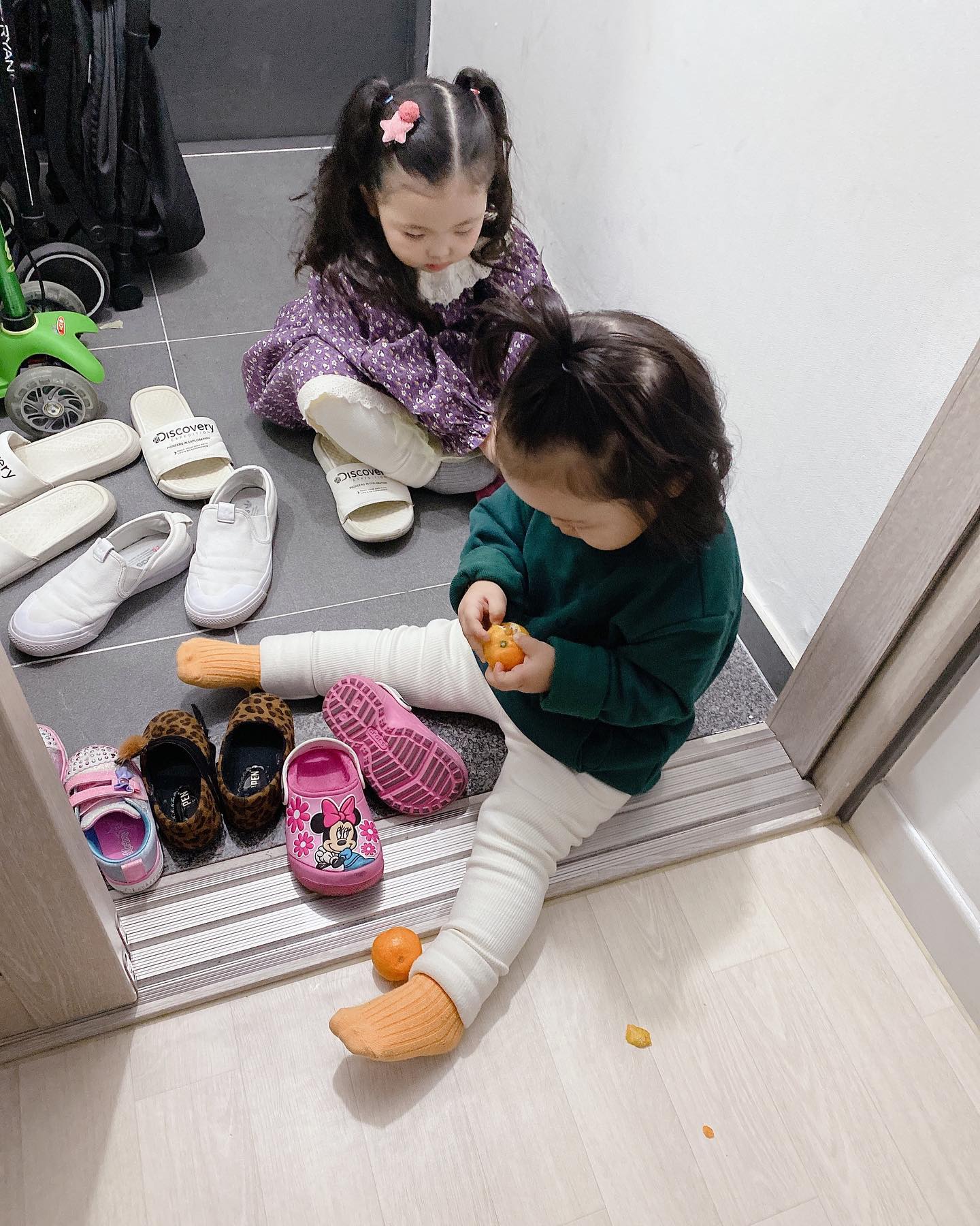 아침부터 저지레....
등원해야지...
왜 신발장에서 귤먹냐고...😱
내가 옷입는다고 신경안쓴 
엄마잘못이지..웅..그래..많이무..
어우 아침부터 사랑둥이들👊🏻💕

#등원전쟁