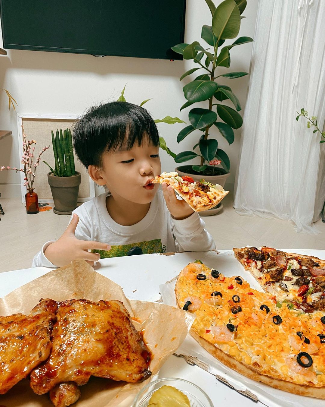 환이네🧡 on Instagram: “⠀ 환이와 함께 신나는 피자파티 🍕 ⠀ 저녁 한그릇 다 비웠는데, 또 피자먹는건 안 비밀 ⁽⁽◝( ˙ ꒳ ˙ )◜⁾⁾ 왜 이렇게 잘먹어, 아들?? “엄마! 태환이 먹으라고 이렇게 맛있는 피자 시킨거야? 고마워~” 하면서 목을 꽉 끌어안고 뽀뽀해주는…”