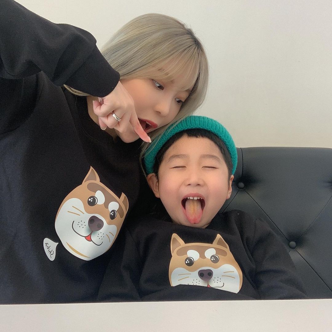 155 Likes, 1 Comments - 황아영(Hwang Ayoung) (@a_0young) on Instagram: “세젤귀 6살 이떠준이랑 첫 커플룩🖤 만나면 늘 즐거운 울 모찌모찌 청귤에이드 마셔서…”
