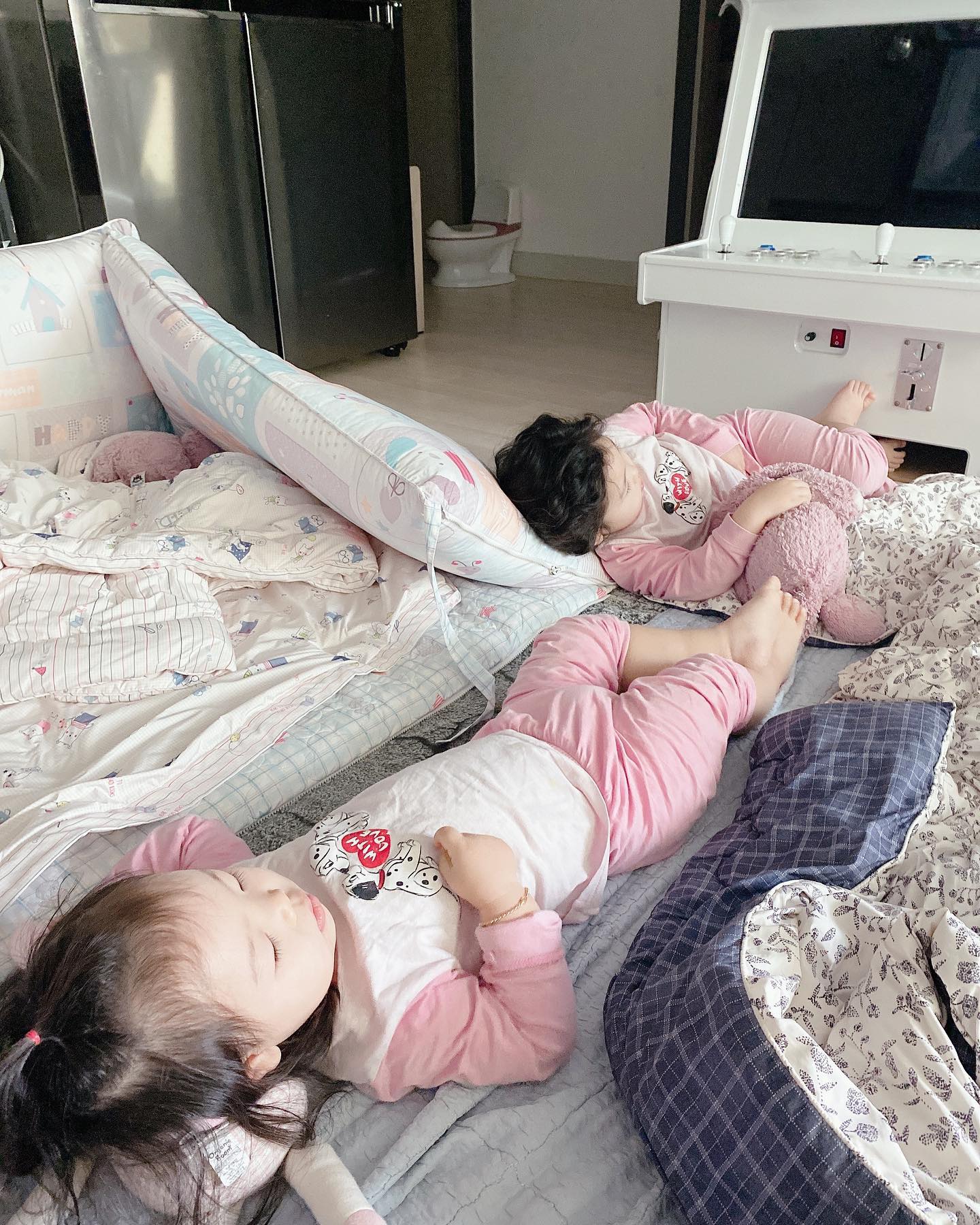 눈뜨자마자 귤🍊
귤을 너무사랑하는 공쥬들
아침부터 옷다베리고...ㅋㅋ
뭐 니들이 맛있어하면야...
엄만 누룽지준비했는데... 
엄마가 먹지뭐...😅

#귤의계절