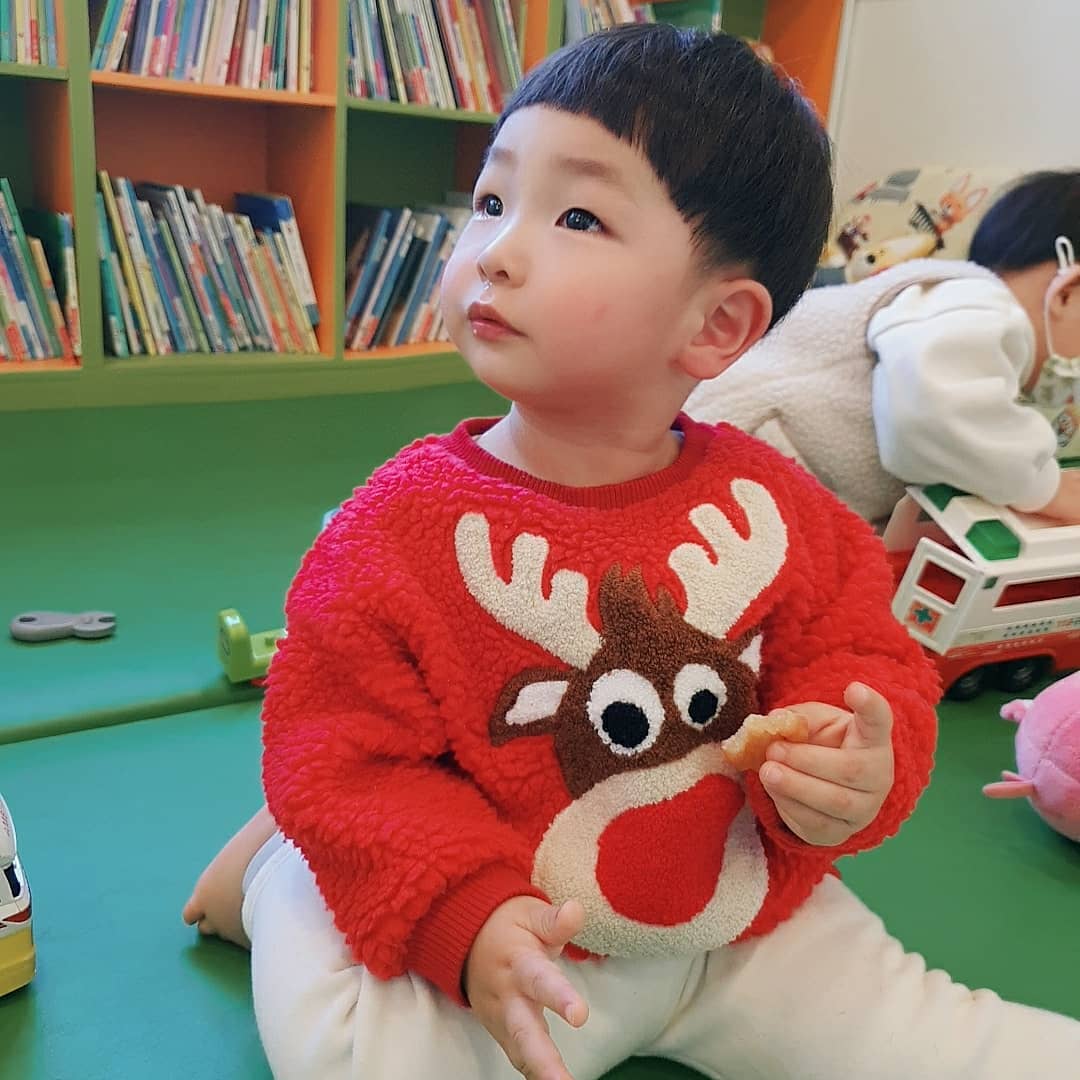 .
🤱 생후 2147일차. 586일차.
어쩜 한공장에서 나왔는데 이리다른지...
한놈은 세상말라깽이 한놈은 오동통😝
준이는 커트하고 현이는 펌하고 
준이덕에 유아미용실 오랜만에 방문~ 
현이야 머 엄마없이 혼자온애마냥 
앉아서 스타일 요구까지 해가며 혼자 잘하고 
준이는.......죽을듯이 울어재낌 ;;; 
힘이세서 잡고있던 애미는 팔이 후들후들🤪😱
그래도 머리 자르고나니 속이후련ㅋㅋㅋㅋ
장발장 탈출!! 
#혼자크리스마스심
#형제스타그램
#버블스토리
#어린이미용실
#달라도너무다른형제