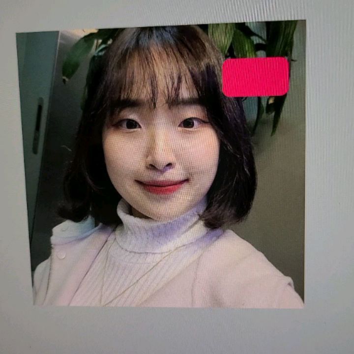 #협찬 
썸네일 만들기, 간단한 보정하기 등
인스타하는 분들에게 유용한 책 소개해드려요🤗

제가 직접 책을 보고
예제를 따라해봤는데요!
굉장히 쉽고 간단하게 설명되어 있어
포토샵/일러스트 초보자분들이 보기에
어렵지 않게 따라올 수 있을 것 같더라구요✌

특히 상품 소개이미지나 카드뉴스 만드는 방법도 나와있어서
간단한 마케팅용 이미지 만들고픈 분께 도움이 될 것 같았어용😊

🔴추천 대상
1. 포토샵, 일러스트 초보자
2. 간단한 마케팅용 이미지 제작자
3. 스티커, 굿즈, 명함등의 제작자

🔴비추천 대상
1. 포토샵, 일러스트 숙련자
2. 고급 심화과정을 원하는 분

👉6년차 디자이너인 제가 봤을 때는,
초보자 관점에서 쉽게 따라갈 수 있도록 설명되어있고
일러스트레이터를 활용해 명함, 굿즈 만드는 방법과
포토샵을 통해 썸네일, 카드뉴스를 만드는 방법을
알려준다는 점이 이 책의 큰 장점같아요!
책 제목 "입문서"에 딱 알맞는 내용입니다:)

포토샵 어려우신 인님들 계시면
제가 도와드릴 수 있는 부분은 알려드려요💗

#포토샵 #일러스트레이터 #SNS디자인 #유튜브디자인 #일러스트 #된다포토샵일러스트레이터 #오늘바로되는입문서