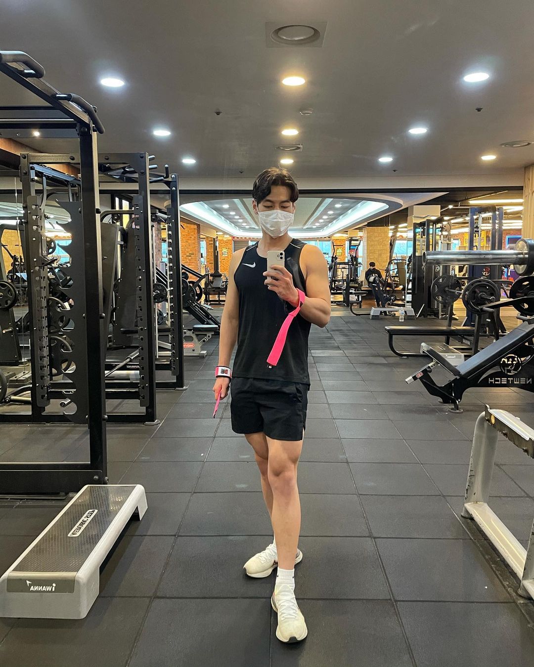 No.9 Dong Eun on Instagram: “진짜 오랜만에 웨이트!! - #건운사 시험도 끝났으니 이제 운동 시작🔥 - 다시 시작한다는 마음으로 #비엠에슬릿 스트랩으로 등 운동 고고 - 남자는 역시 핑크지😆 - 손목 쪽에는 폼패딩으로 되어있고 스트랩은 논슬립이라 그립 자체가 딱 고정되어서…”