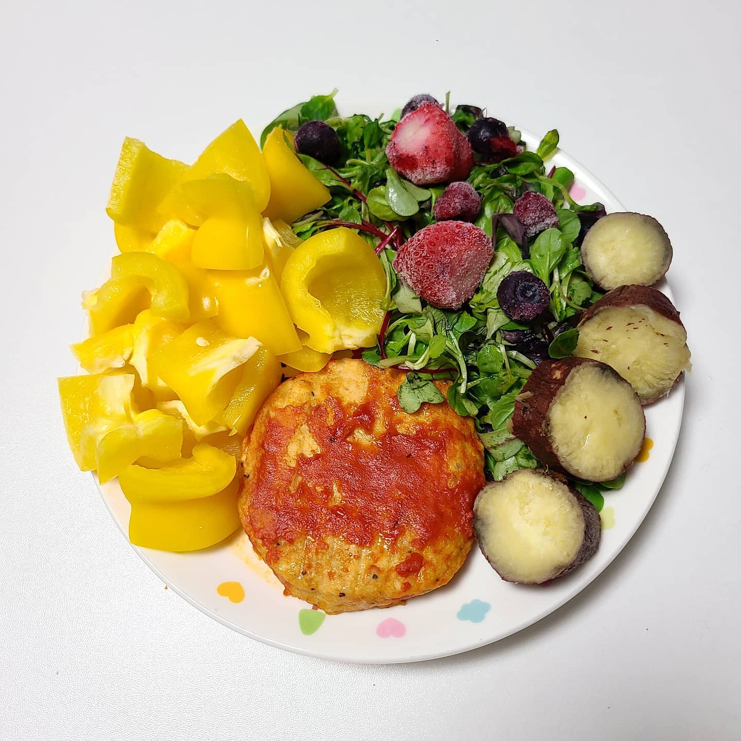 🥗2020.11.30 저녁🥗

✔썸탈꺼닭 매콤로제, 파프리카 1개, 아임웰 고구마 50g, 어린잎 채소, 냉동과일 조금

광고에 하도 아른거려서 결국 구매해본 썸탈꺼닭..🐔
두툼해서 씹는 맛이 좋고 소스가 되게 맛있어요!
옛날 돈가스맛>>>>매콤로제>>매콤데리야끼

옛날돈가스가 진짜 취향저격 탕 🔫 
다른 곳에 없는 맛이라 더 좋았어요!💕

점심에 나도 모르게 찜닭을 배달시켜버려서
(재택때문이야 ㅠㅠㅠㅠㅠㅠ)
저녁은 완전 가볍게 먹을라다가
조금 든든하게 차려먹었습니다.
왜 먹어두 먹어두 배고프냐구~~~😂

오늘 유산소랑 복근운동 조금하고
하루를 마무리해야 겠어요!

#썸탈꺼닭